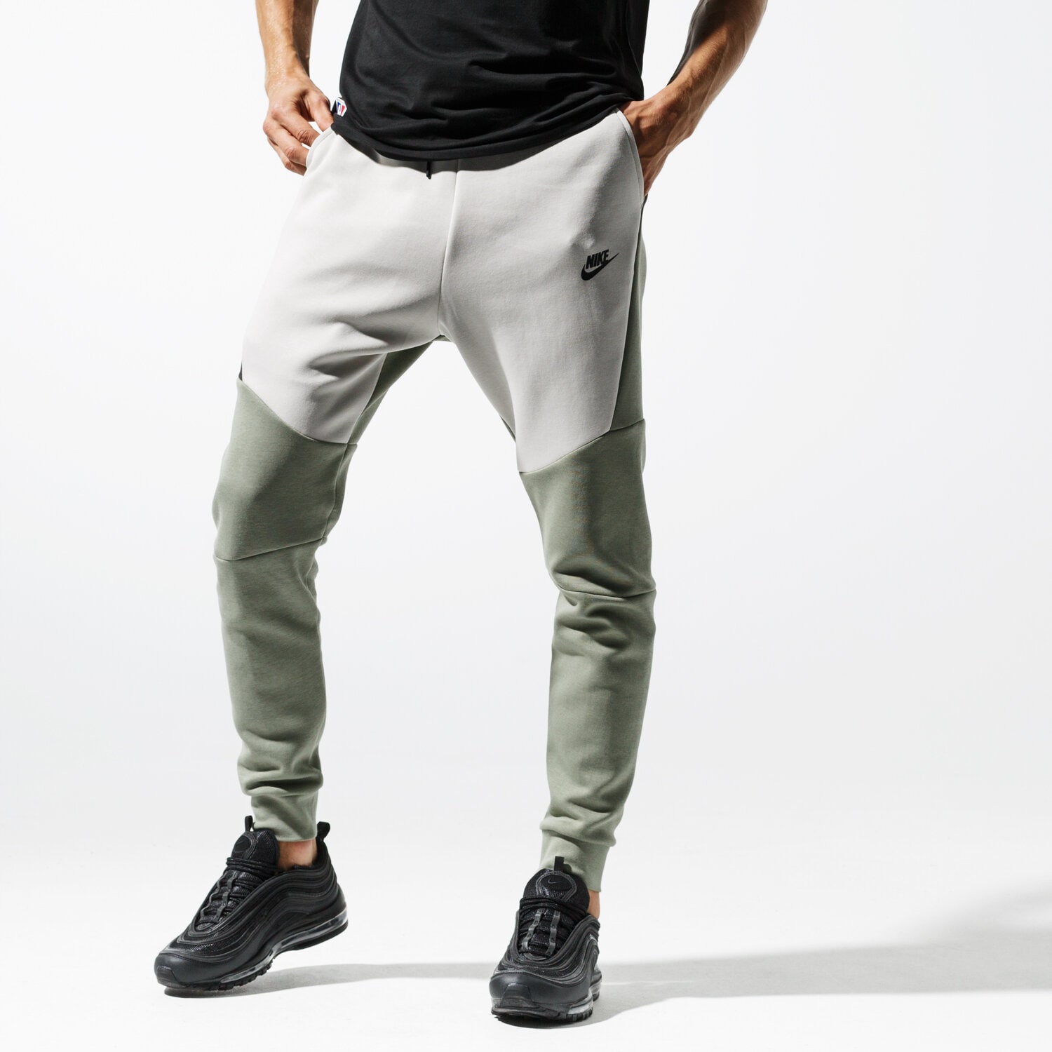 Bărbați pantaloni NIKE PANTALONI  M NSW TCH FLC JGGR 805162-371 Verde