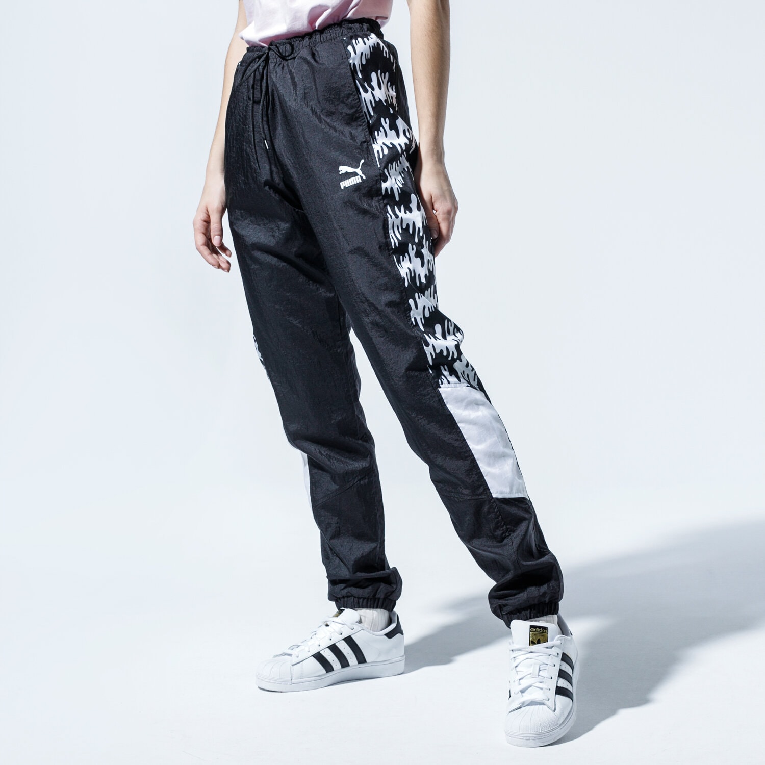 Femei pantaloni PUMA PANTALONI  TFS OG AOP PANTS 59706001 Negru
