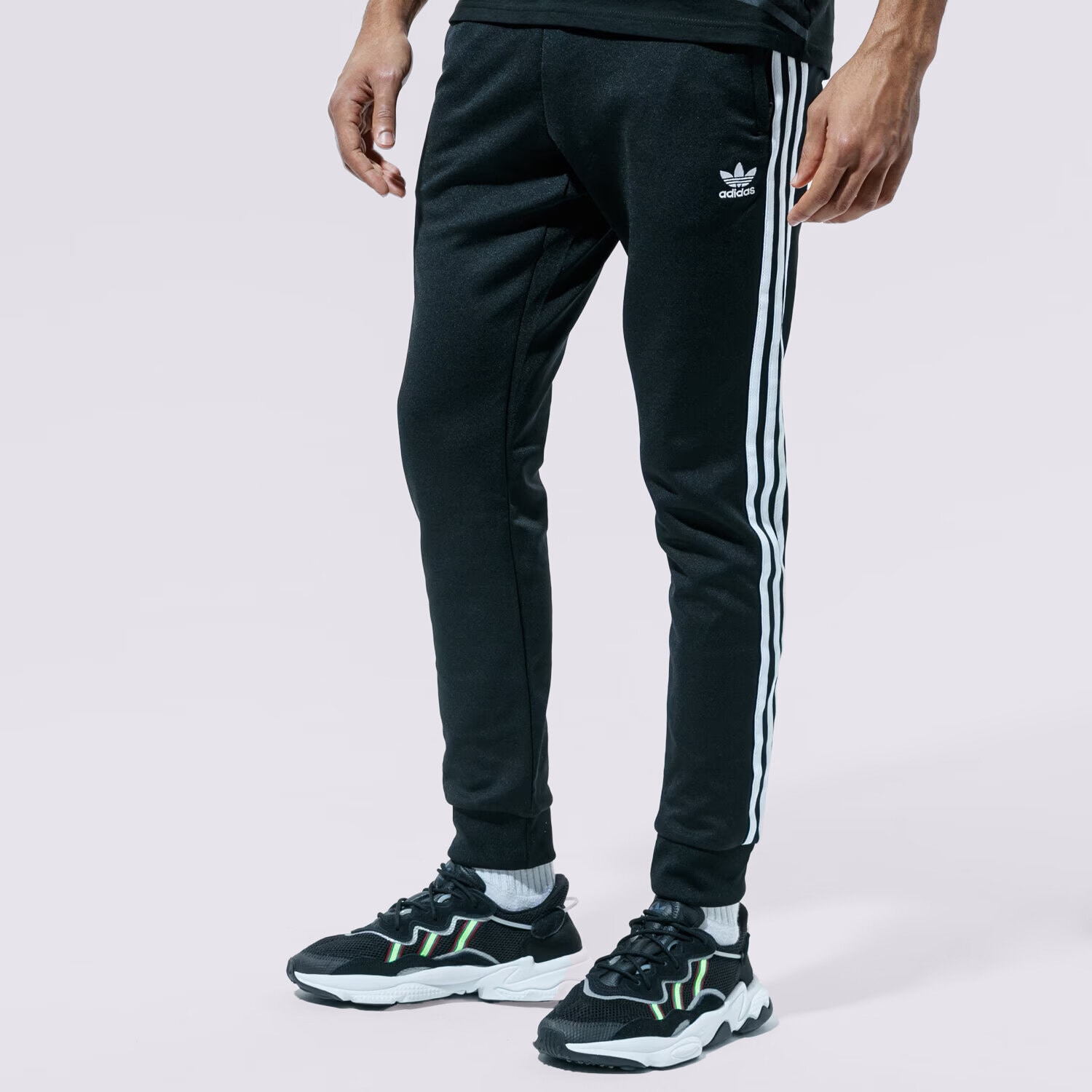 Bărbați pantaloni ADIDAS SUPERSTAR JOGGERS  GF0210 Negru