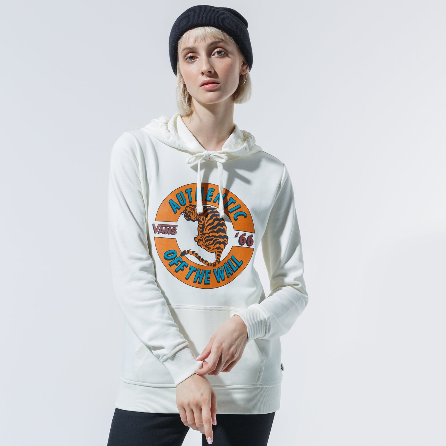Femei bluză VANS BLUZĂ CU GLUGĂ CHARRA HOODIE VN0A53OTFS81 Alb
