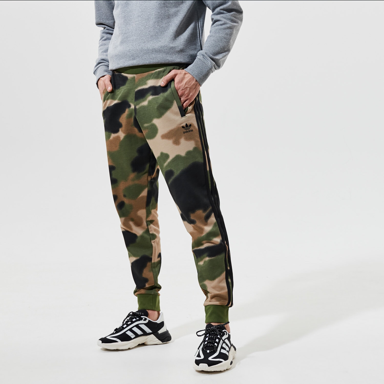 Bărbați pantaloni ADIDAS PANTALONI  CAMO AOP PANT GN1894 Kaki