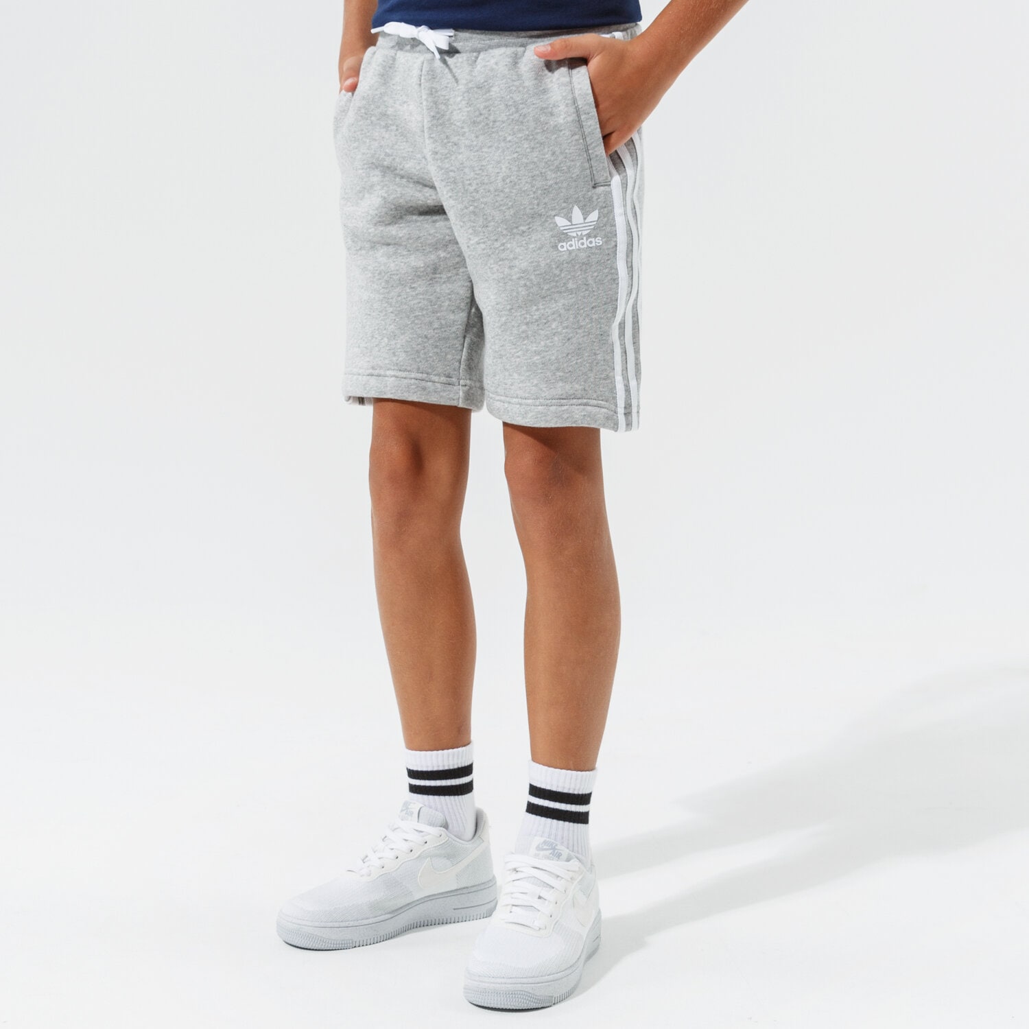 Pantaloni scurți și rochii pentru copii ADIDAS PANTALONI SCURȚI FLEECE SHORTS MM DV2891 Gri