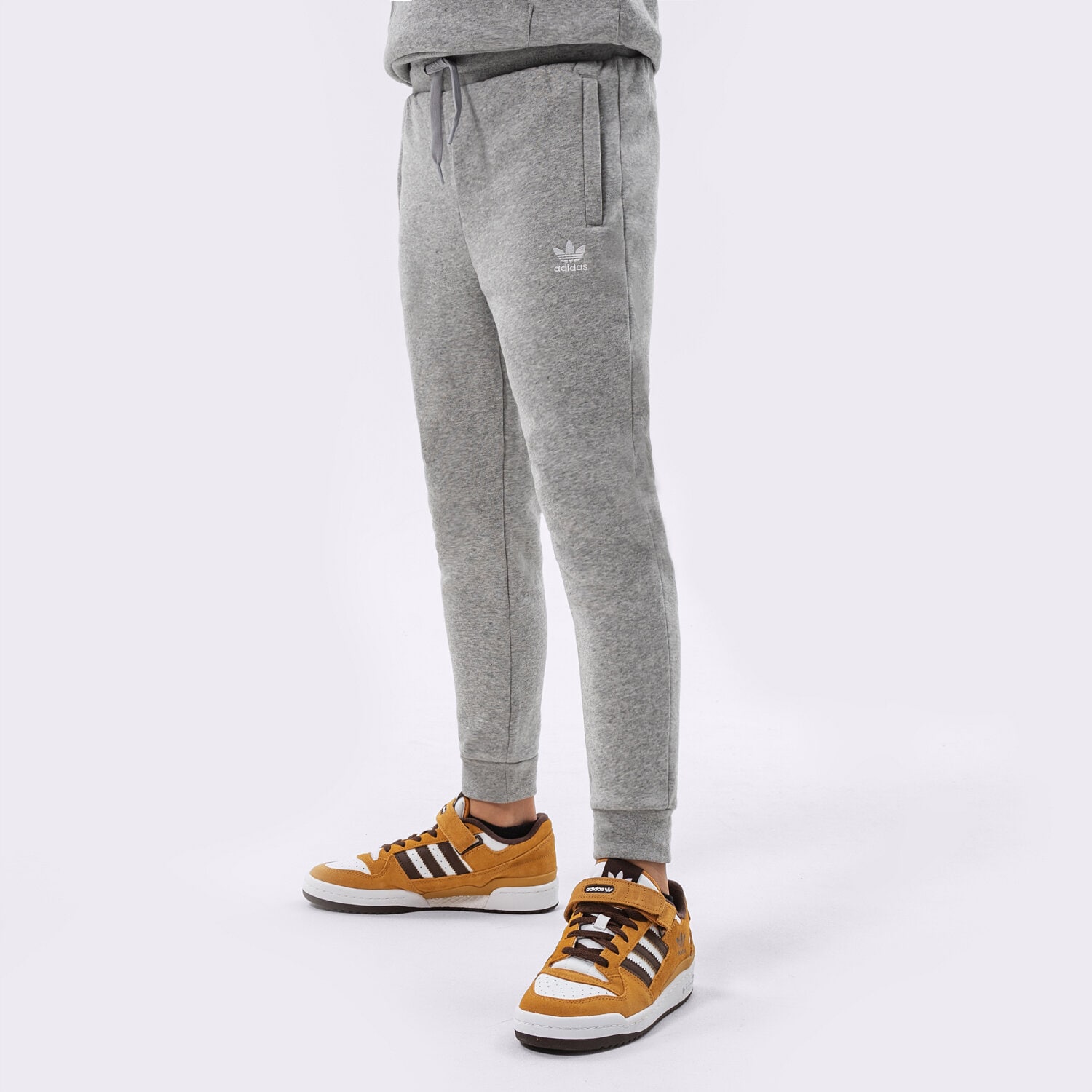 Pantaloni pentru copii ADIDAS PANTALONI  PANTS BOY H32407 Gri