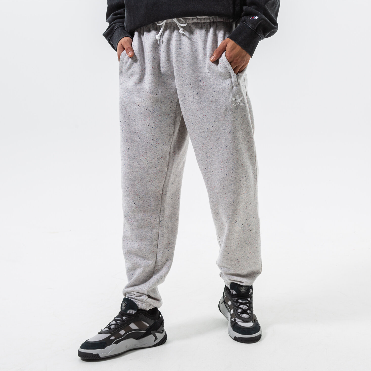 Bărbați pantaloni ADIDAS PANTALONI  ESS+ SUST PANTS HK7537 Gri