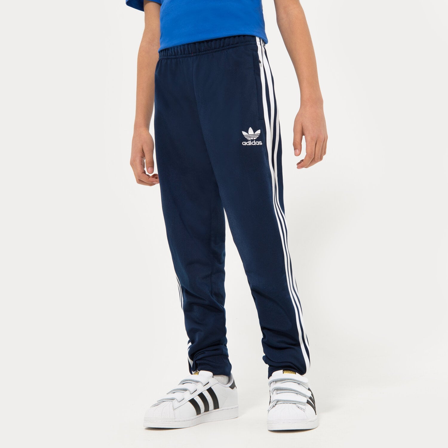 Pantaloni pentru copii ADIDAS PANTALONI  SST TRACK PANTS BOY HK0323 Bleumarin