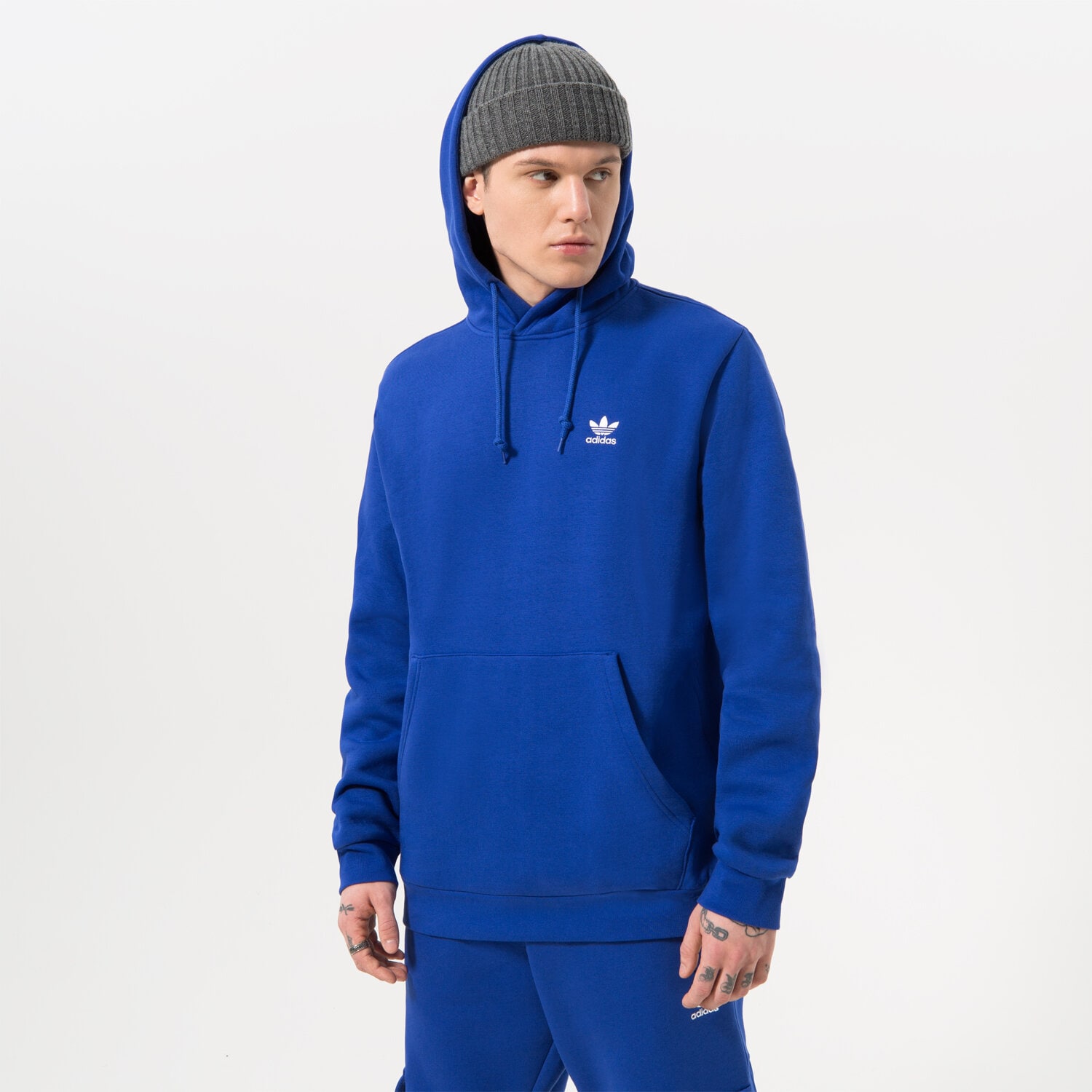 Bărbați bluză ADIDAS BLUZĂ CU GLUGĂ ESSENTIAL HOODY IA4891 Albastru