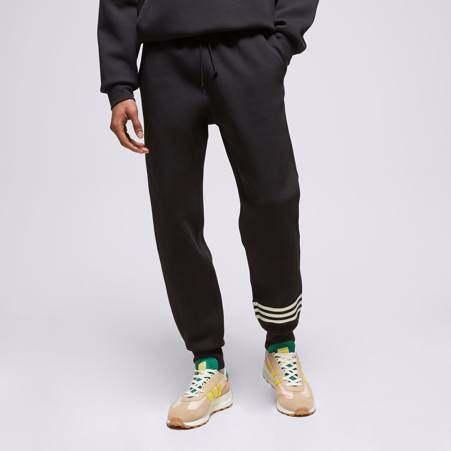 Bărbați pantaloni ADIDAS PANTALONI  NEW C SWEATPANT HM1861 Negru