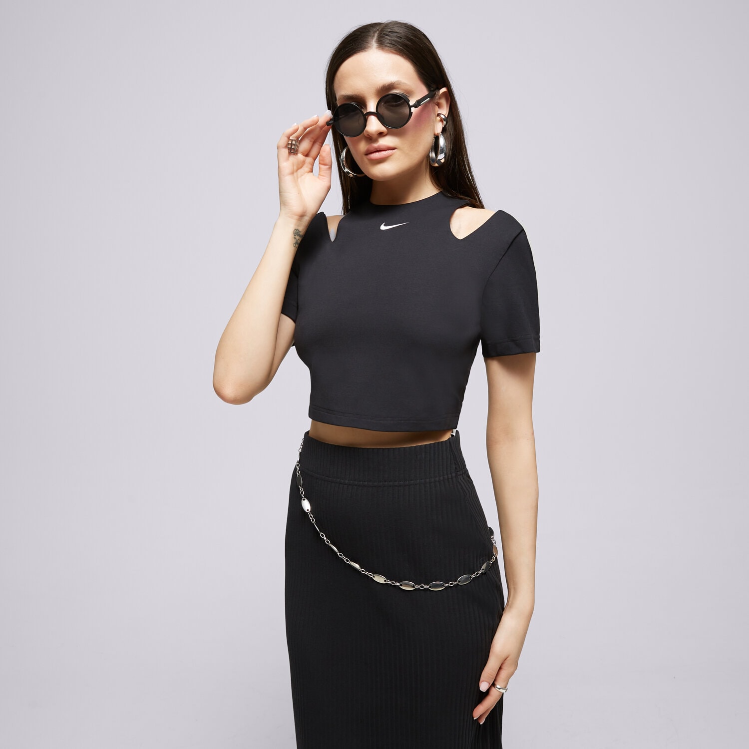 Femei tricou NIKE TRICOU W NSW ESSNTL SS TOP CUT OUT DV7962-010 Negru