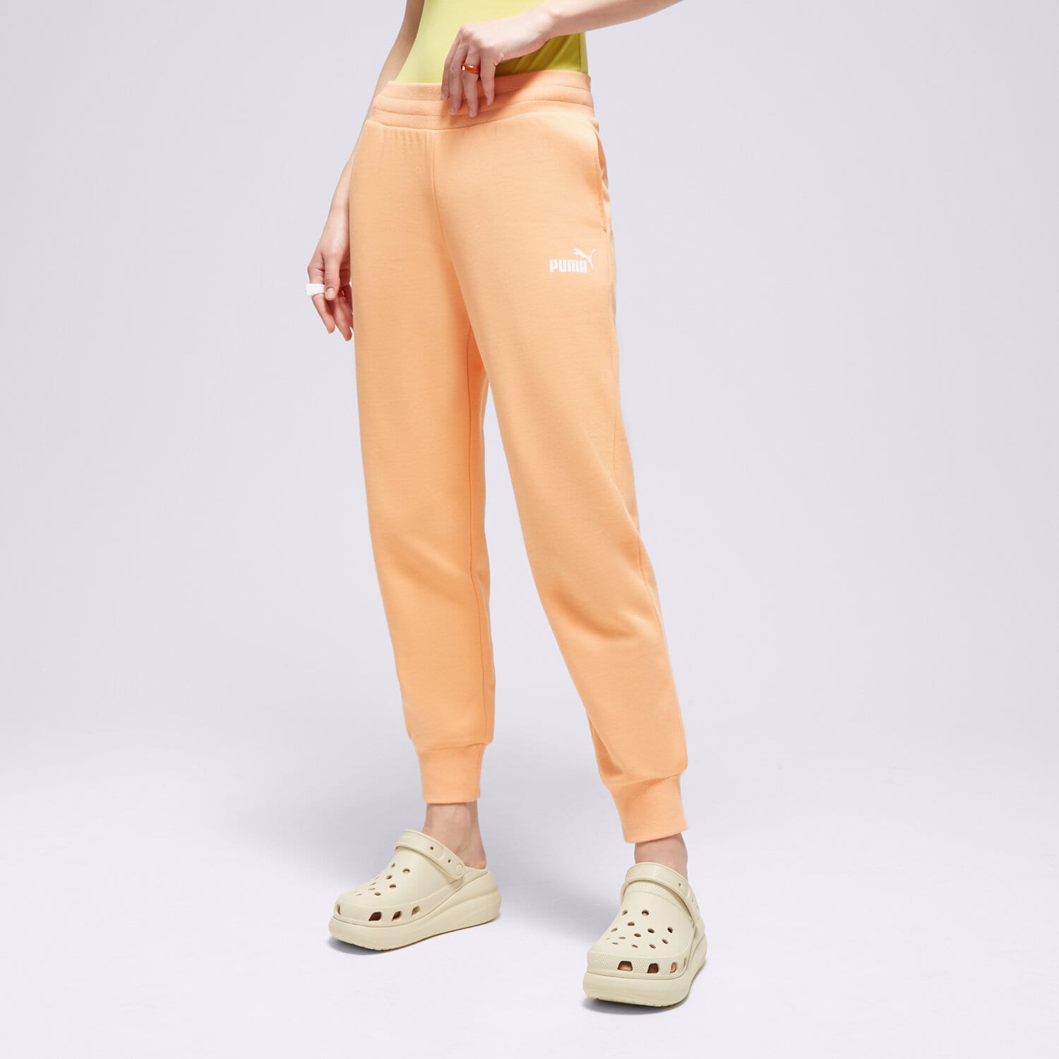 Femei pantaloni PUMA PANTALONI  ESS SWEATPANTS FL CL ORANGE PEACH 58684172 Portocaliu
