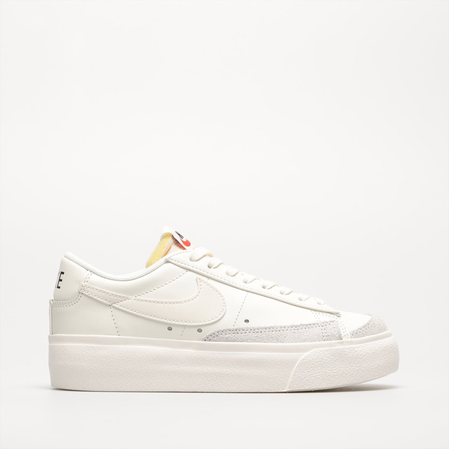 Femei pantofi sport NIKE BLAZER LOW PLATFORM DJ0292-105 Alb