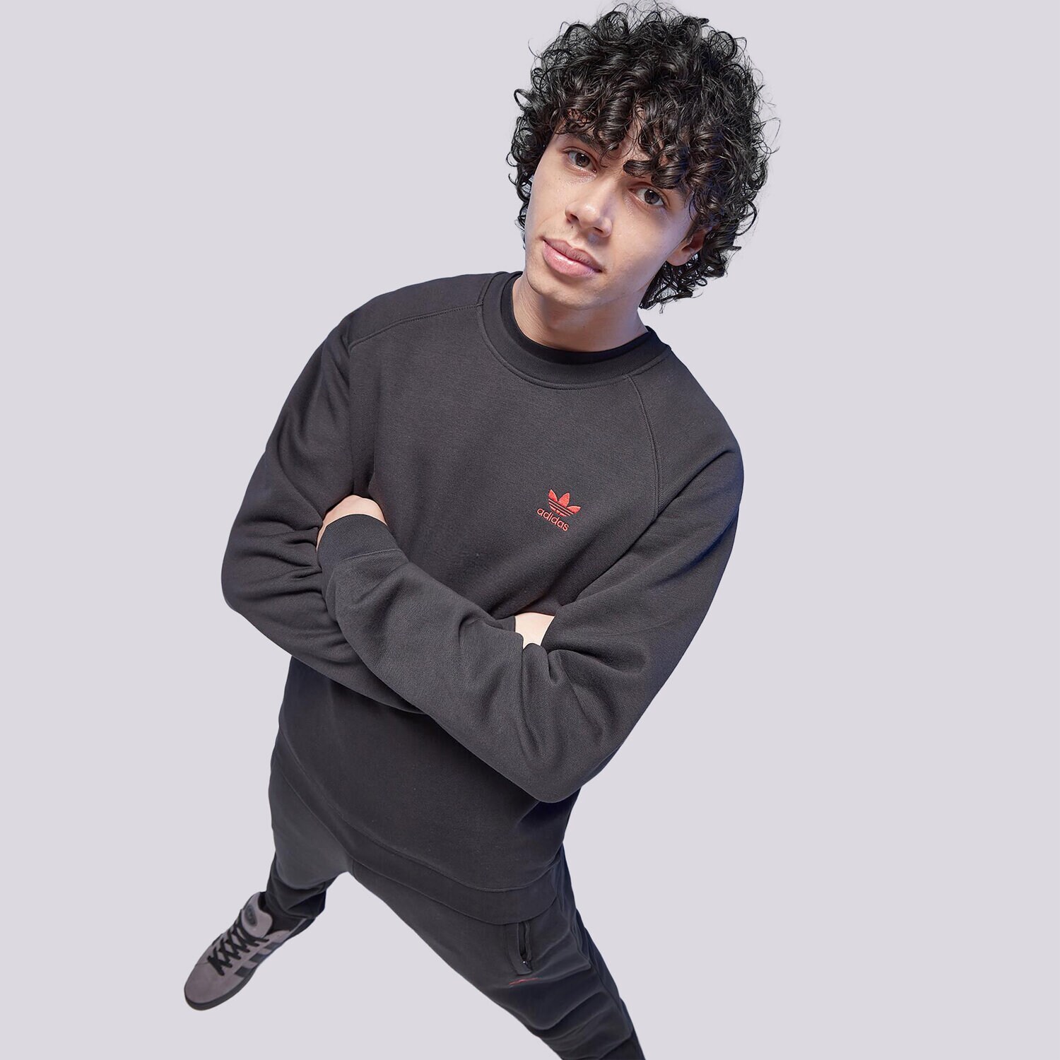 Bărbați bluză ADIDAS BLUZĂ ESSENTIAL CREW ORIGINALS CORE IZ0015 Negru