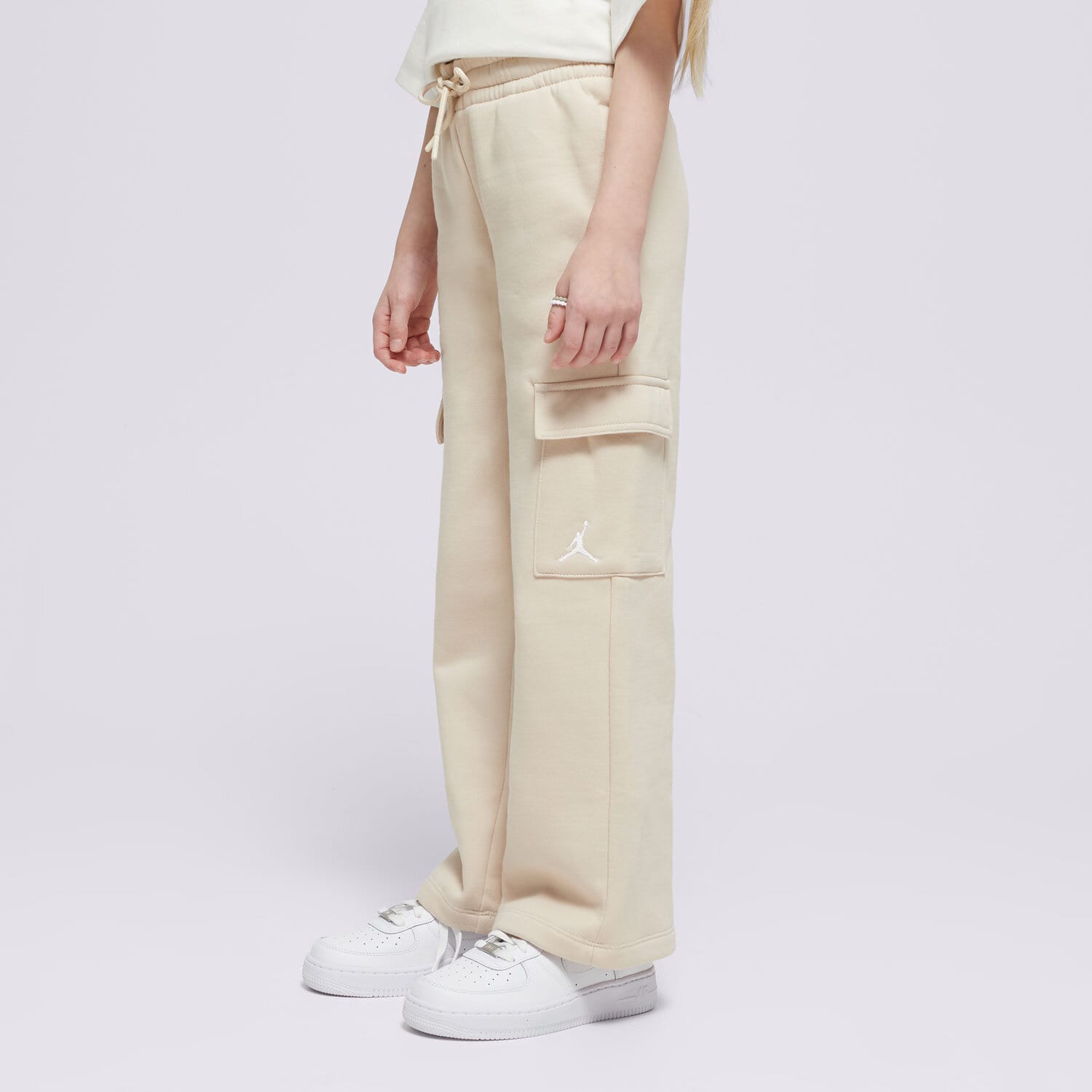 Pantaloni pentru copii JORDAN PANTALONI  JDG Y2K FLC CARGO GIRL 45D351-XAE Bej