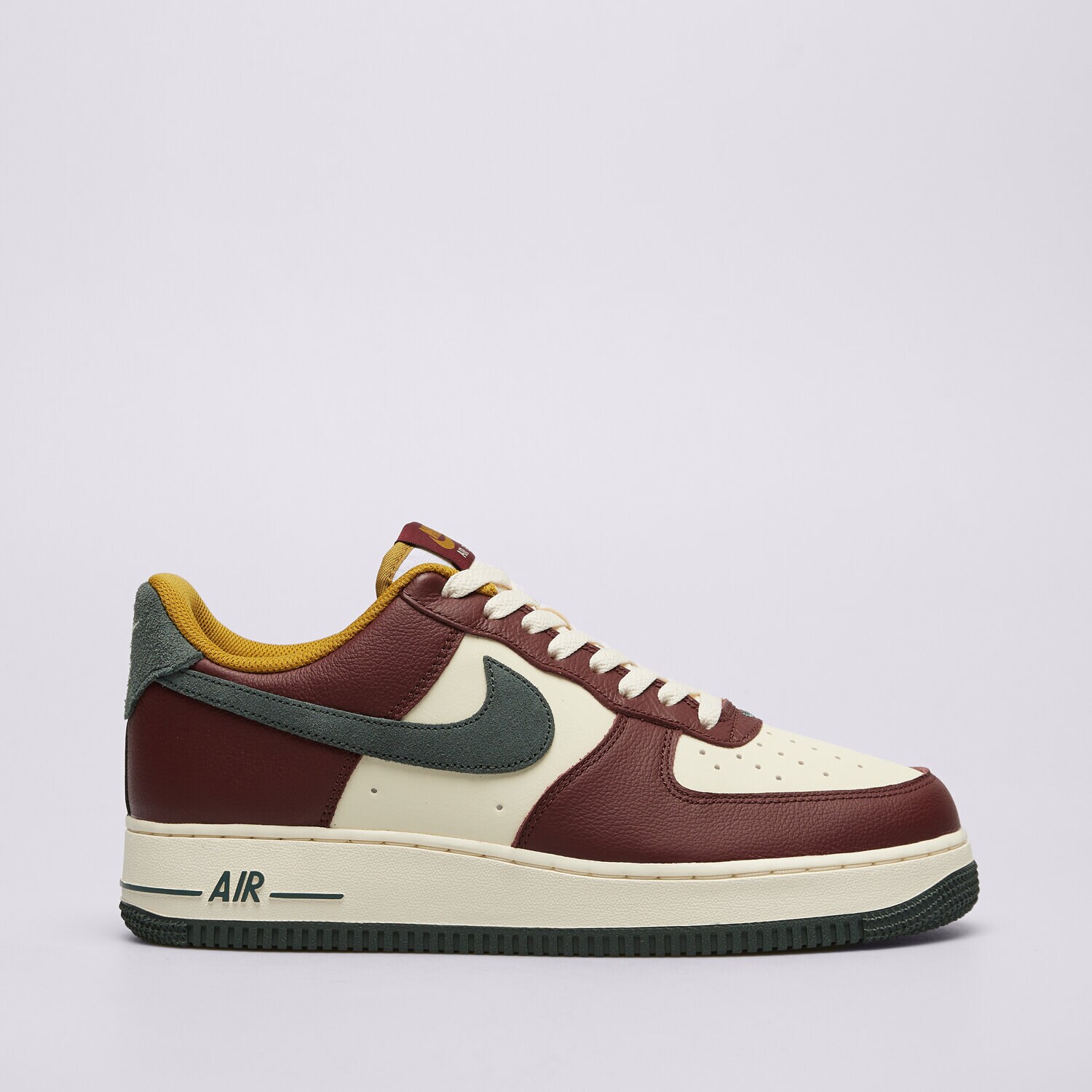 Barbați pantofi sport NIKE AIR FORCE 1 '07 LV8 HQ3612-113 Roșu