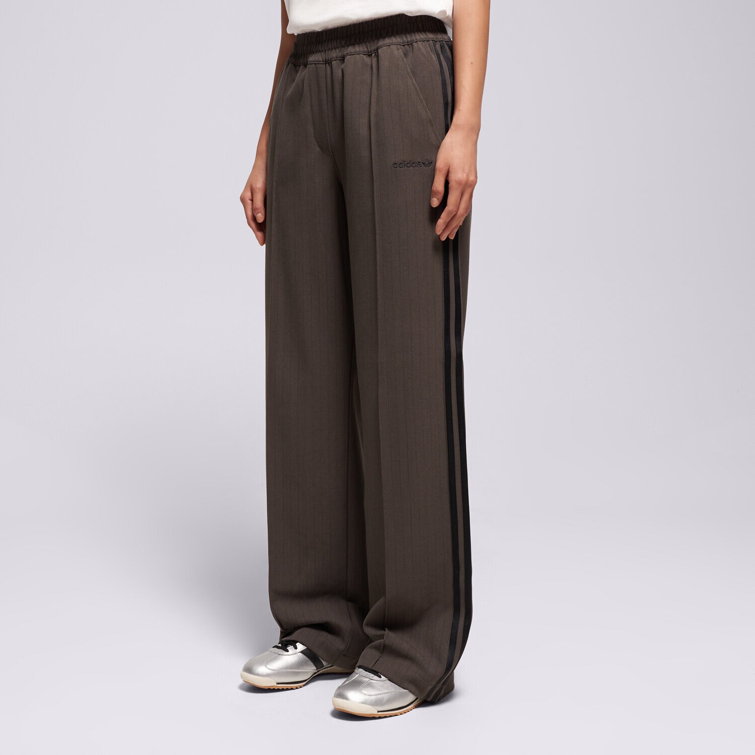 Femei pantaloni ADIDAS PANTALONI  TAILORED PANTS JY3521 Maro