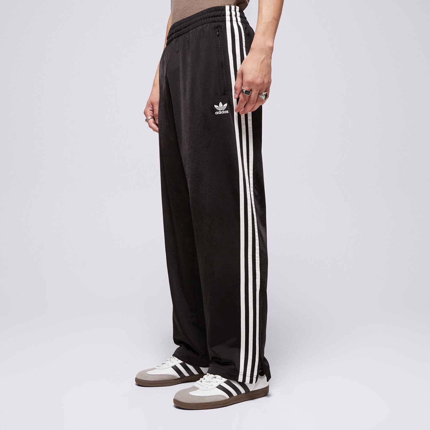 Bărbați pantaloni ADIDAS PANTALONI  FIREBIRD IJ7055 Negru