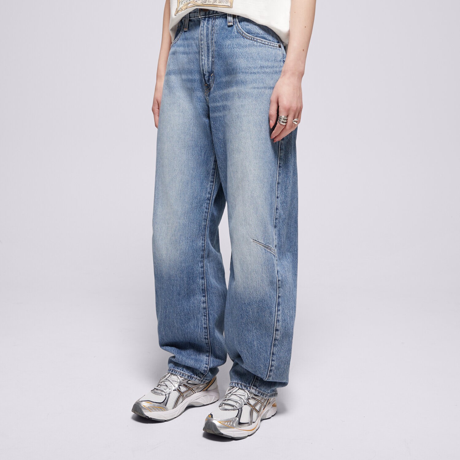 Femei pantaloni LEVI'S PANTALONI  CINCH BARREL MED INDIGO WORN IN 003V5-0002 Albastru