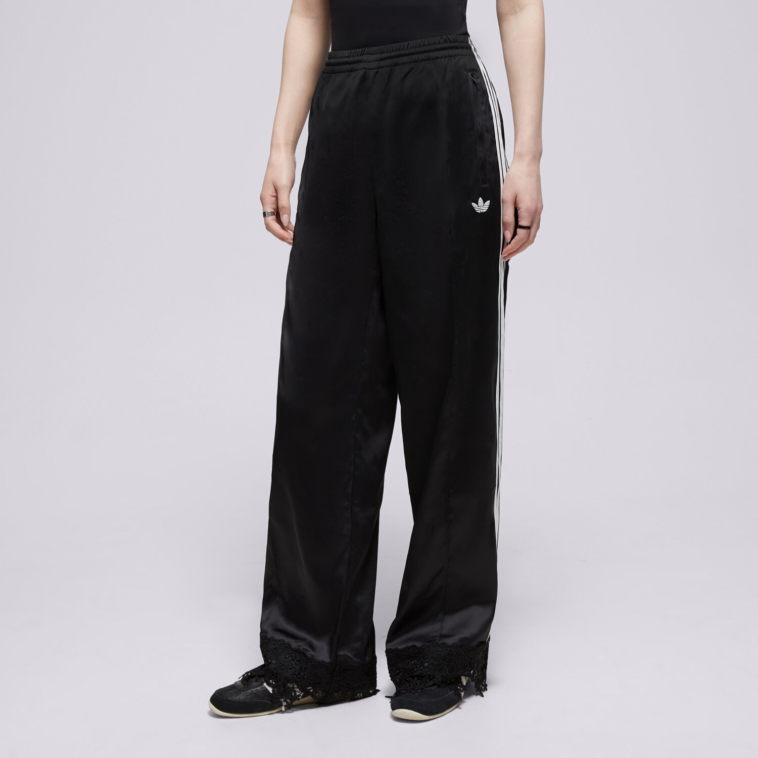 Femei pantaloni ADIDAS PANTALONI  SATIN LACE TRACK PANTS LOOSE FIREBIRD LD1806 Negru