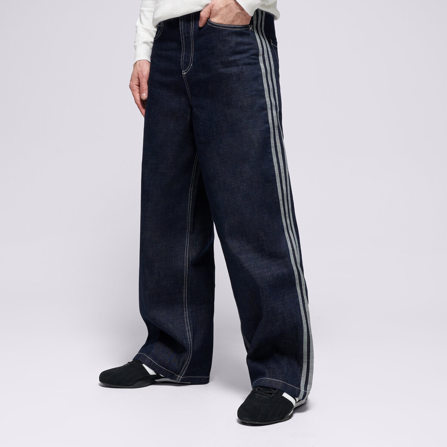 Bărbați pantaloni ADIDAS PANTALONI  90S ALTERNATIVE SPORT WIDE LEG SKATER JEAN KS6916 Bleumarin