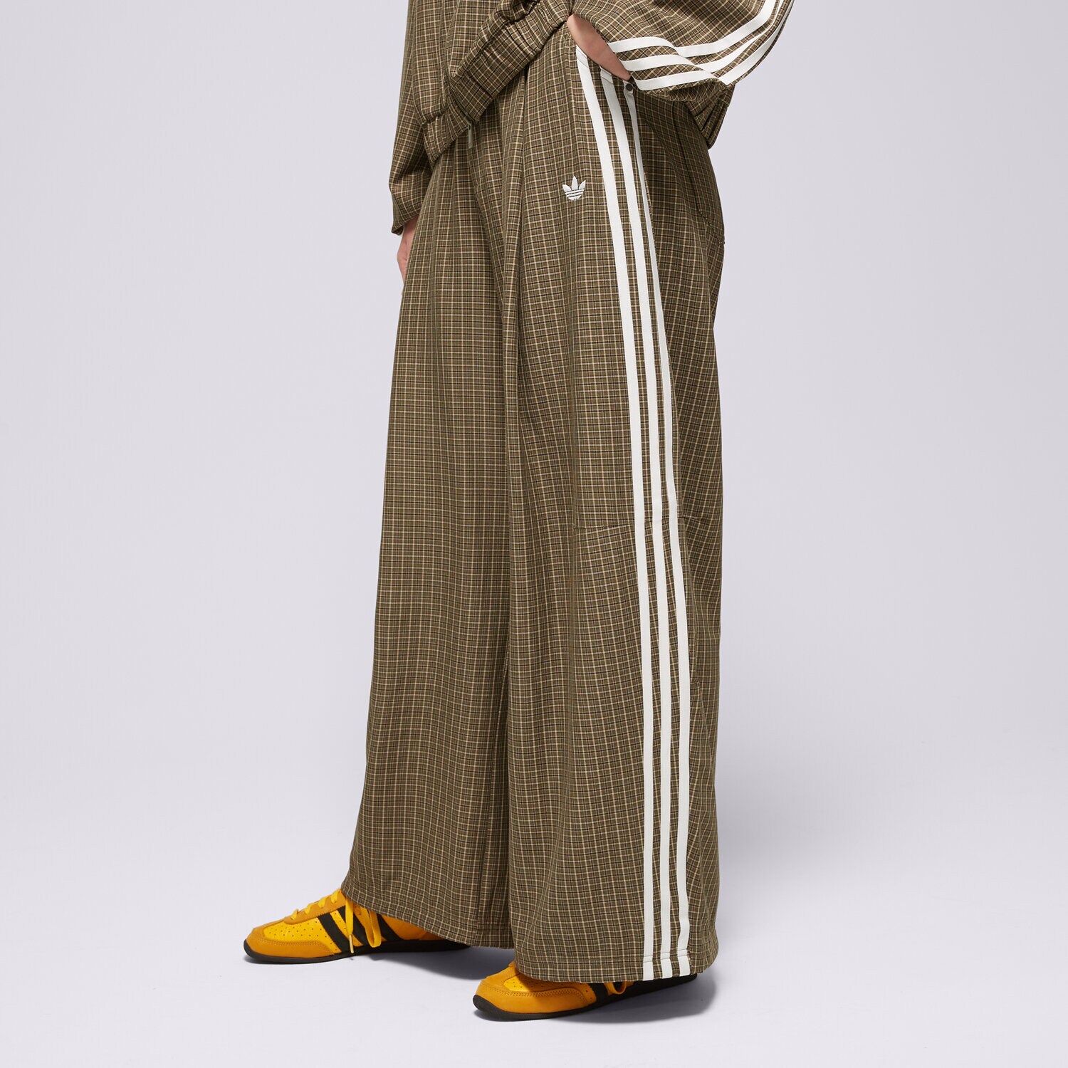 Femei pantaloni ADIDAS PANTALONI  CHECKS TROUSER LE8308 Kaki