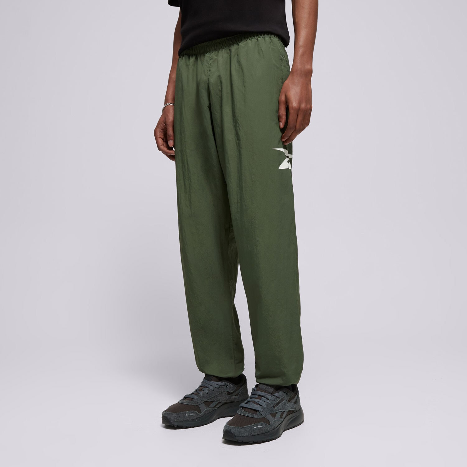 Bărbați pantaloni REEBOK PANTALONI  CL VECTOR TRACKPANT 100036177 Kaki