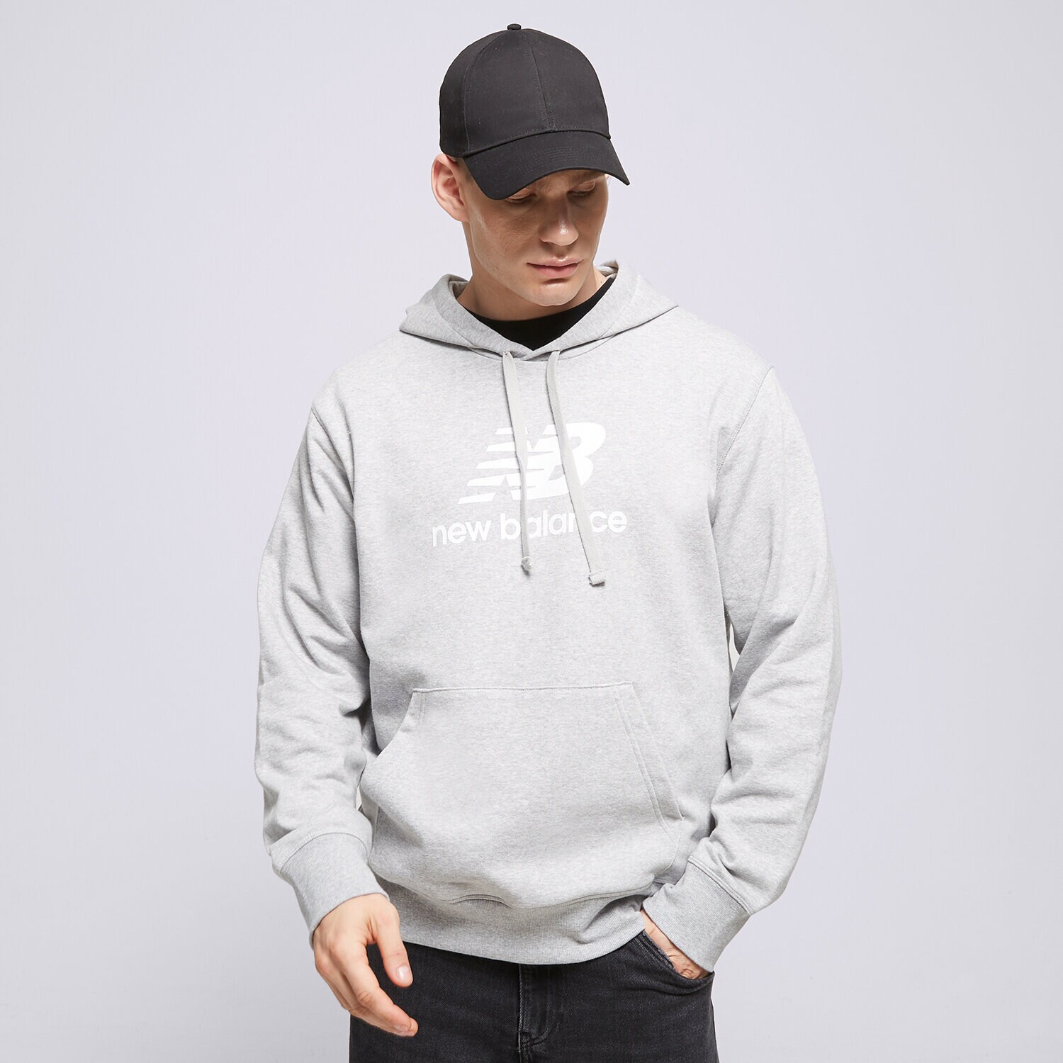 Bărbați bluză NEW BALANCE BLUZĂ CU GLUGĂ ESSENTIALS STACKED MT31537AG Gri
