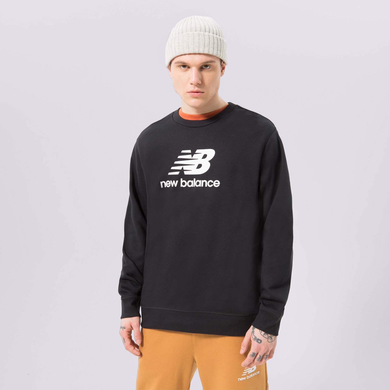 Bărbați bluză NEW BALANCE BLUZĂ NB ESSENTIALS LOGO CREW MT31538BK Negru