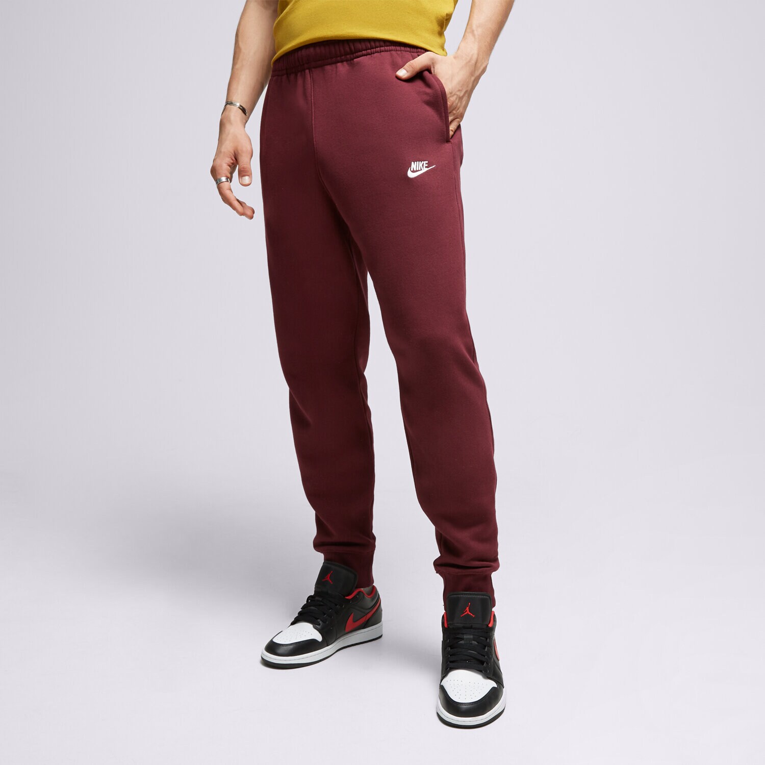 Bărbați pantaloni NIKE PANTALONI  SPORTSWEAR CLUB FLEECE BV2671-681 Bordo