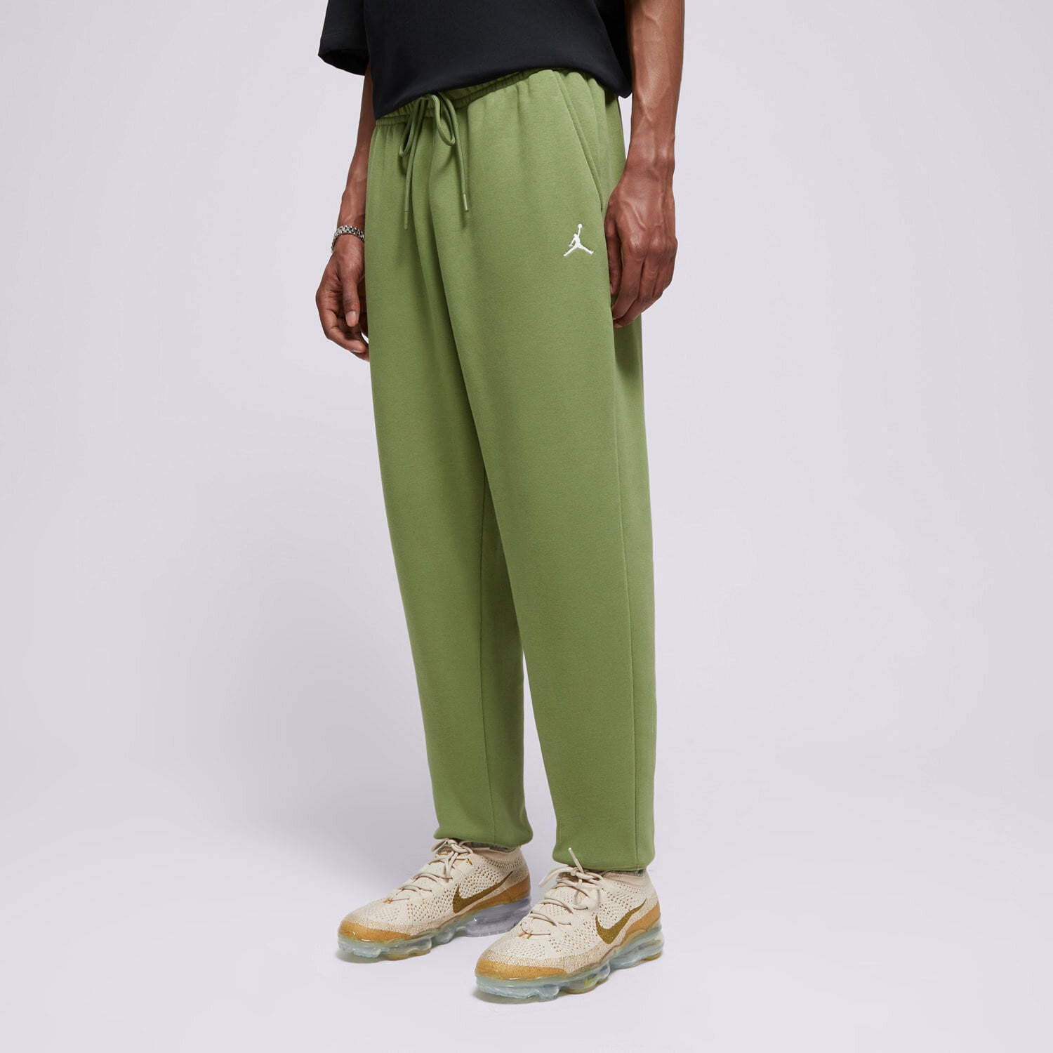 Bărbați pantaloni JORDAN PANTALONI  M J ESS FLC FJ7779-340 Kaki