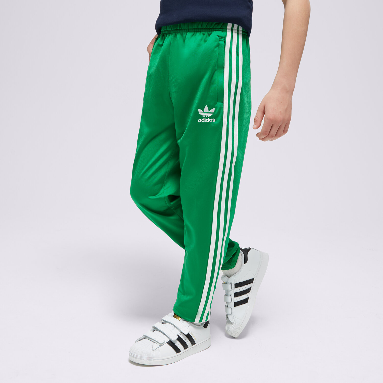 Pantaloni pentru copii ADIDAS PANTALONI  SST TRACK PANTS BOY IN4759 Verde