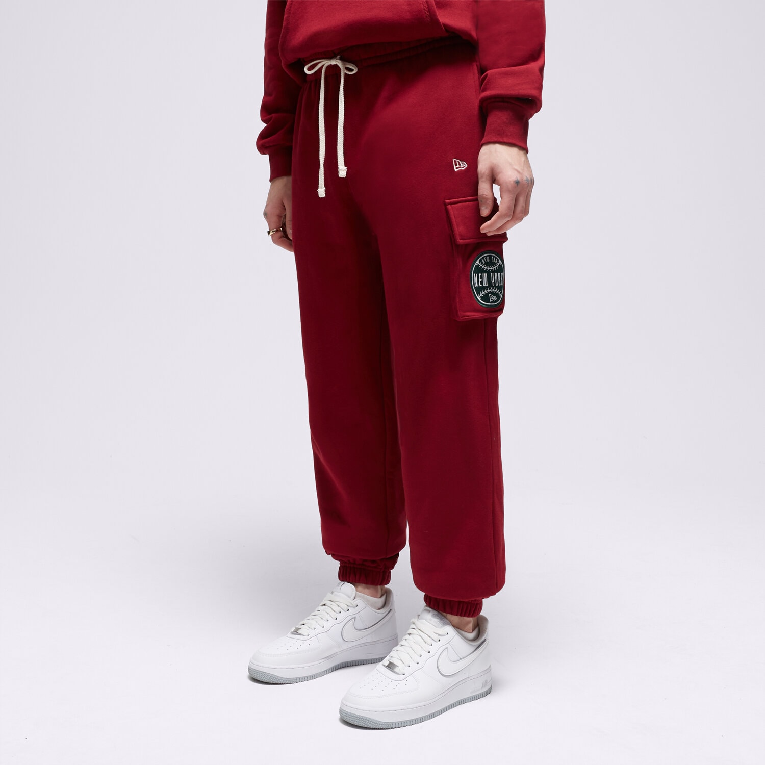 Bărbați pantaloni NEW ERA PANTALONI  NE CARGO NONE 60416406 Bordo