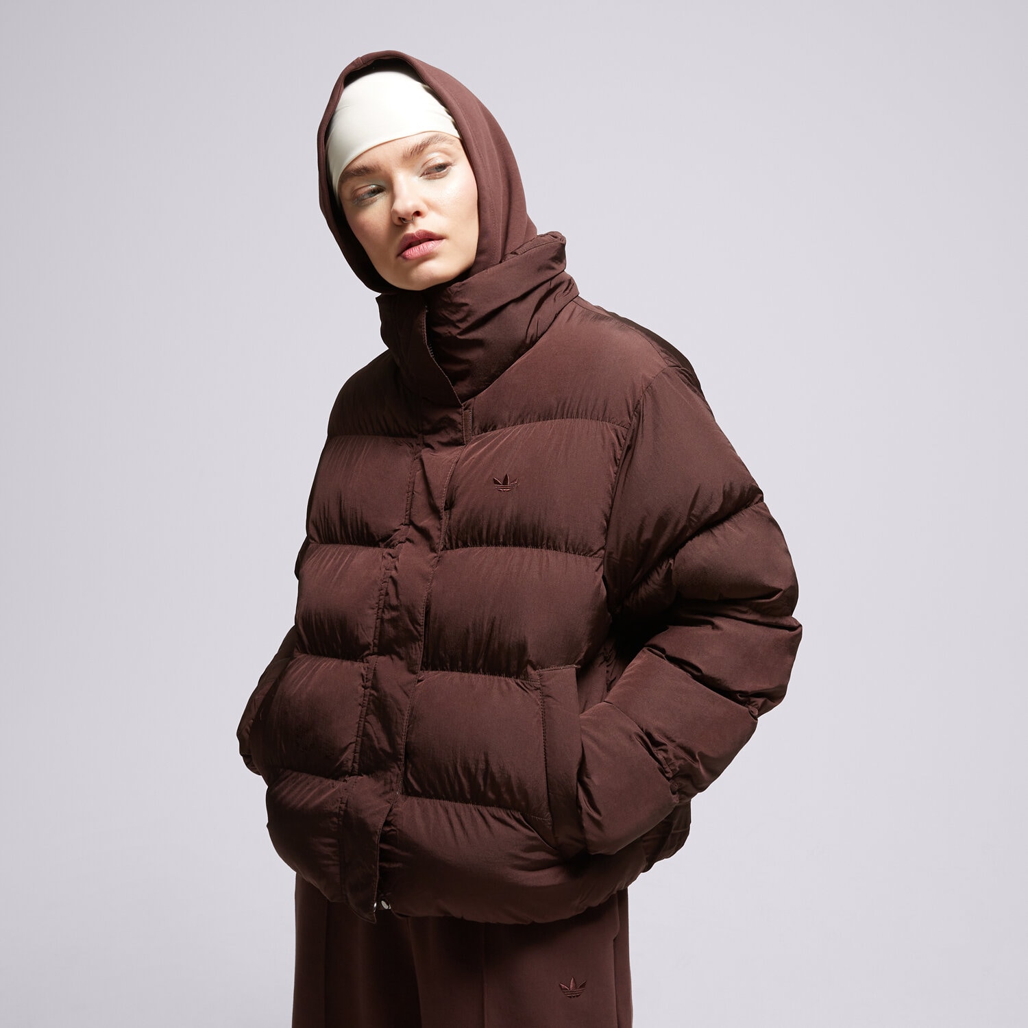 Femei geacă de iarnă ADIDAS JACHETĂ DE IARNĂ SHORT VEGAN  IJ8235 Maro