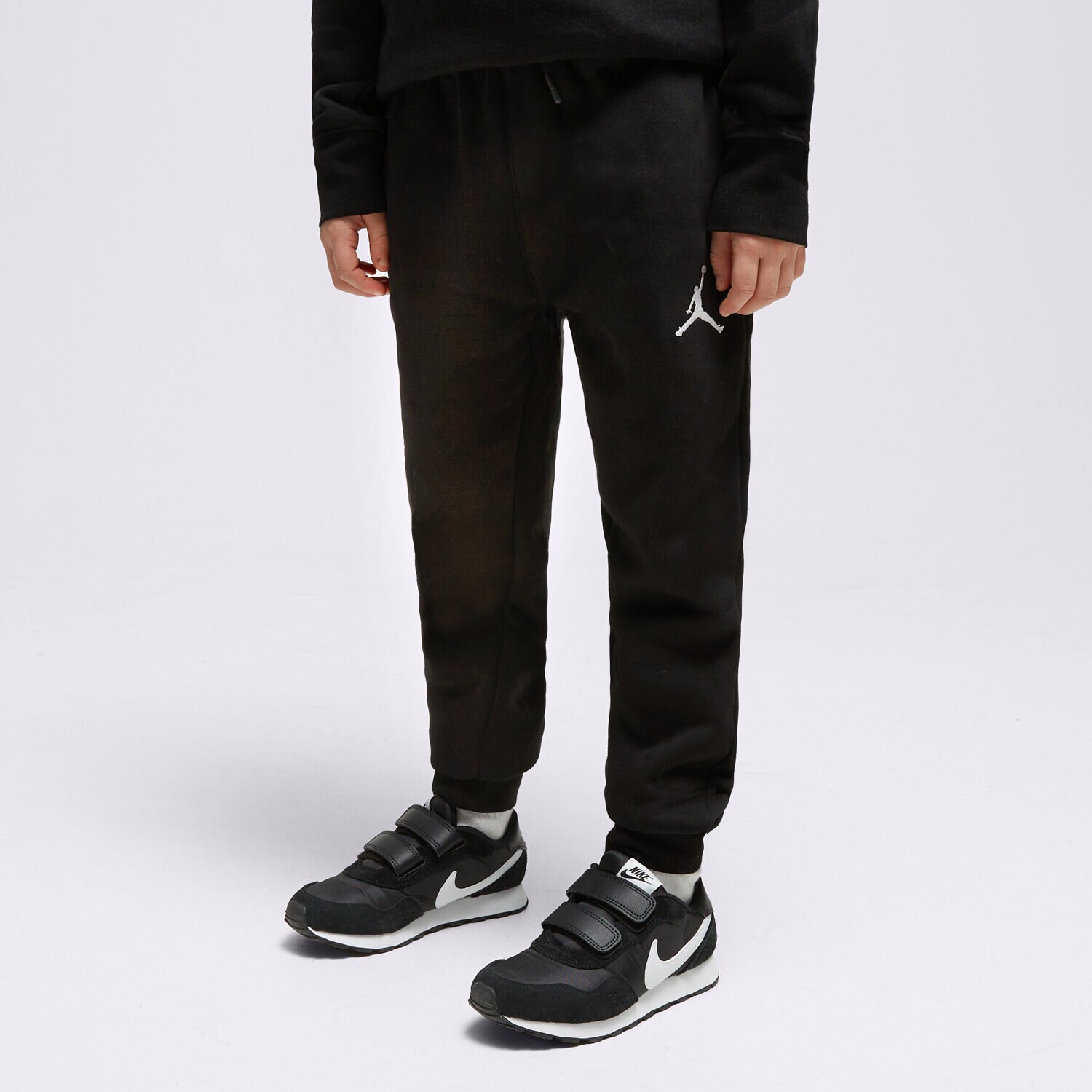 Pantaloni pentru copii JORDAN PANTALONI  MJ ESSENTIALS UU 95C549-023 Negru