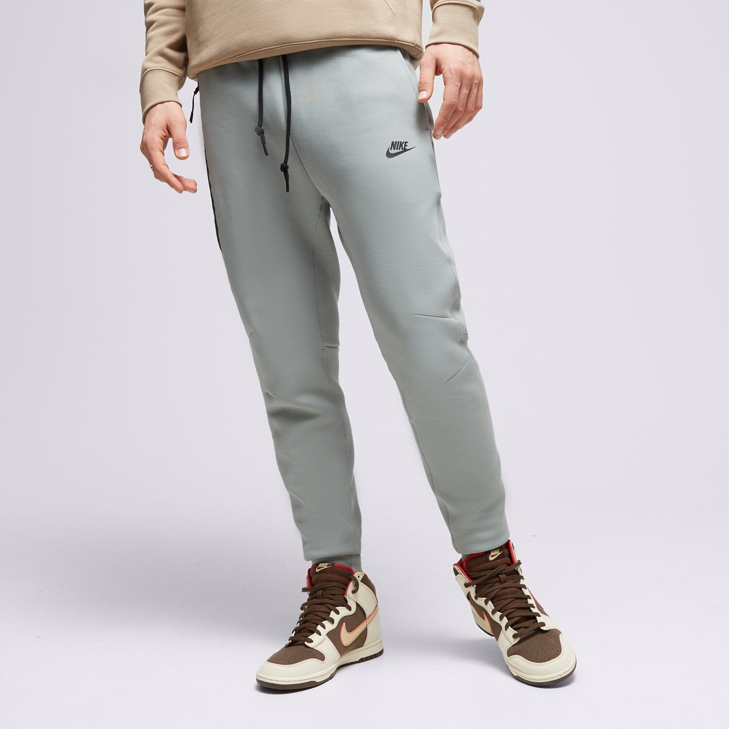 Bărbați pantaloni NIKE PANTALONI  TECH FLEECE JOGGER FB8002-330 Gri