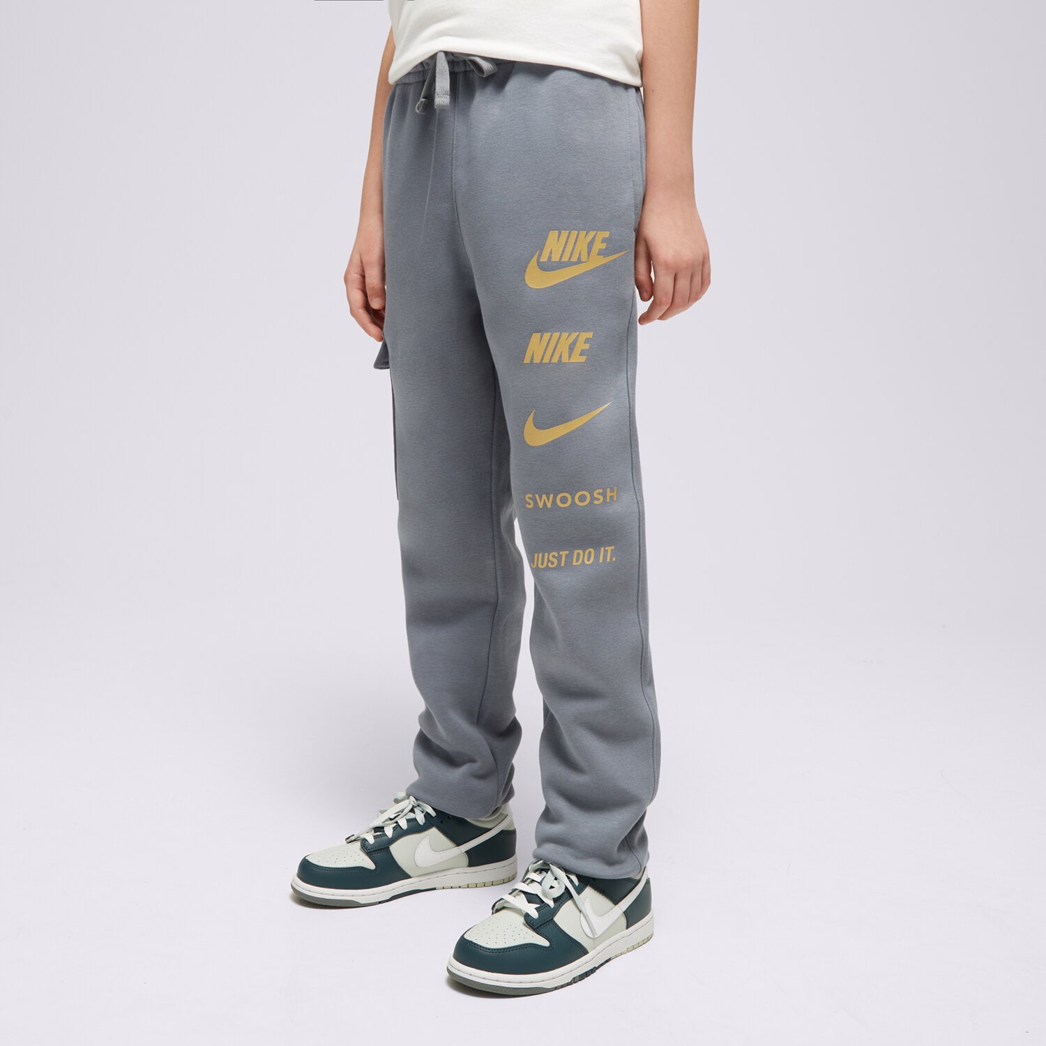 Pantaloni pentru copii NIKE PANTALONI  B NSW SI FLC CARGO BB BOY FN7712-065 Gri