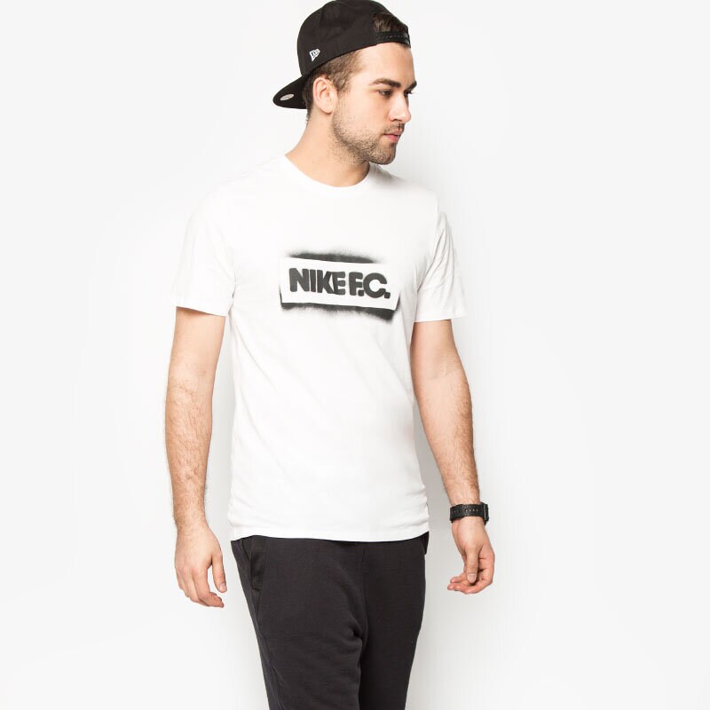 Bărbați tricou NIKE TRICOU FC STENCIL BLOCK TEE 742600100 Alb