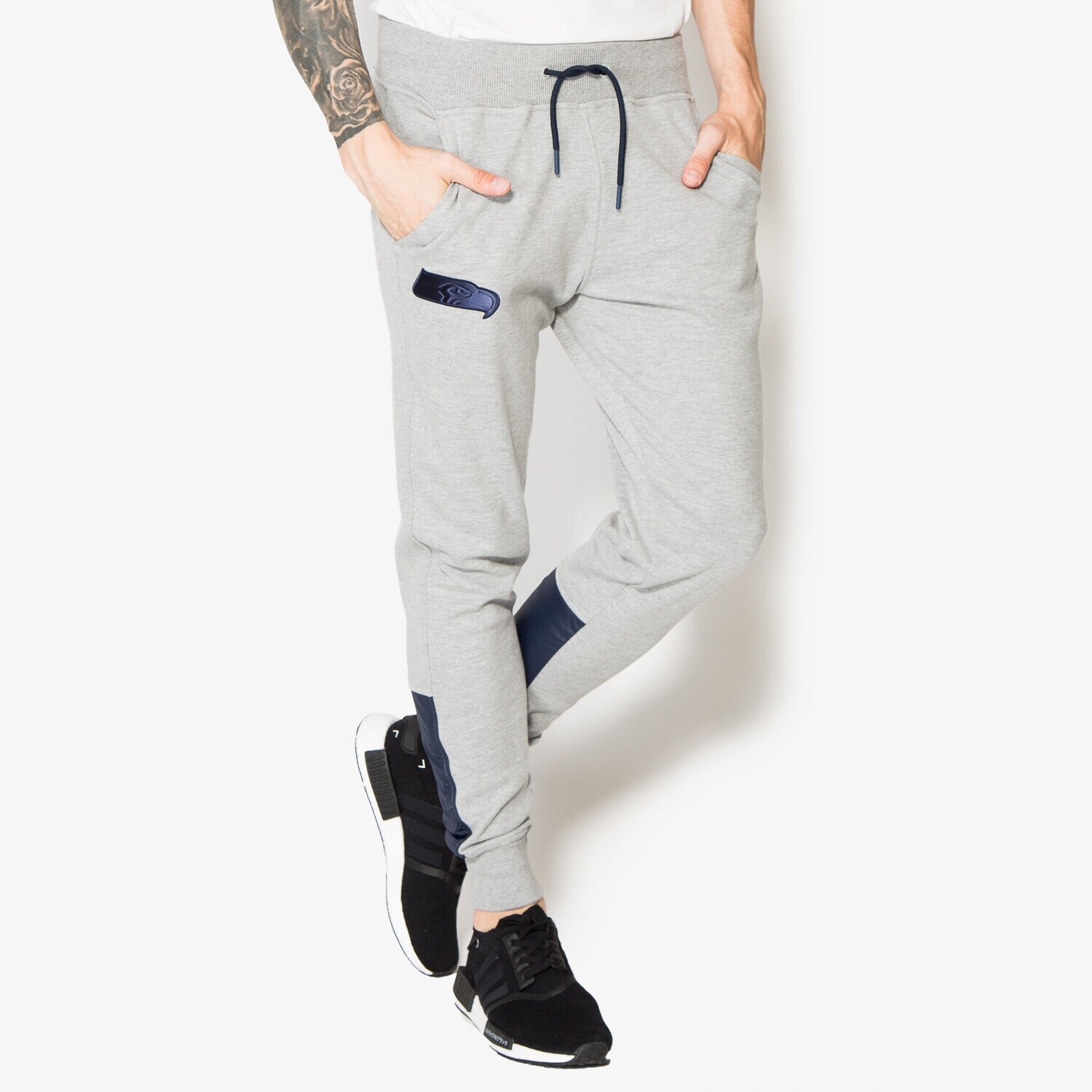 Bărbați pantaloni NEW ERA PANTALONI  NFL REMIX JOGGER 11278230 Gri