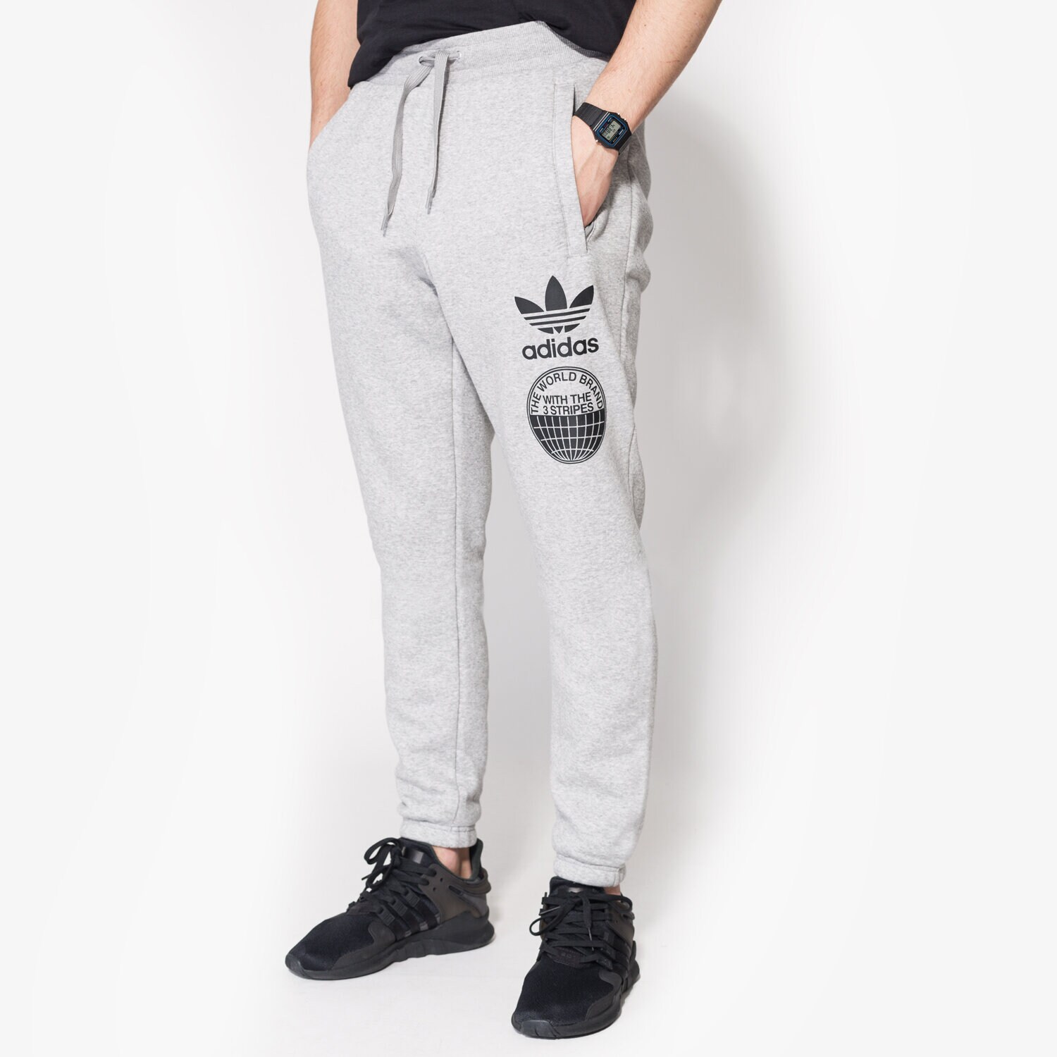 Bărbați pantaloni ADIDAS PANTALONI  STREET GRAPH SP BP8934 Gri
