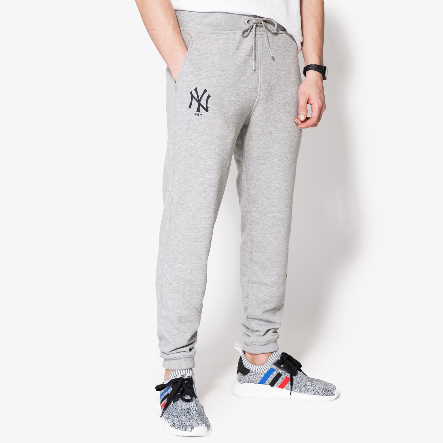Bărbați pantaloni NEW ERA PANTALONI TEAM MLB TRK PANT NY YANKEES LGH 11372453 Gri