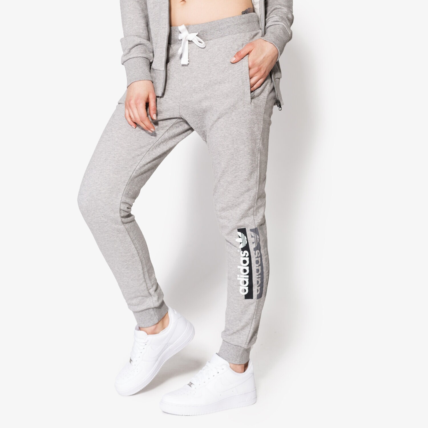 Femei pantaloni ADIDAS PANTALONI  REGULAR CUFF BK5824 Gri