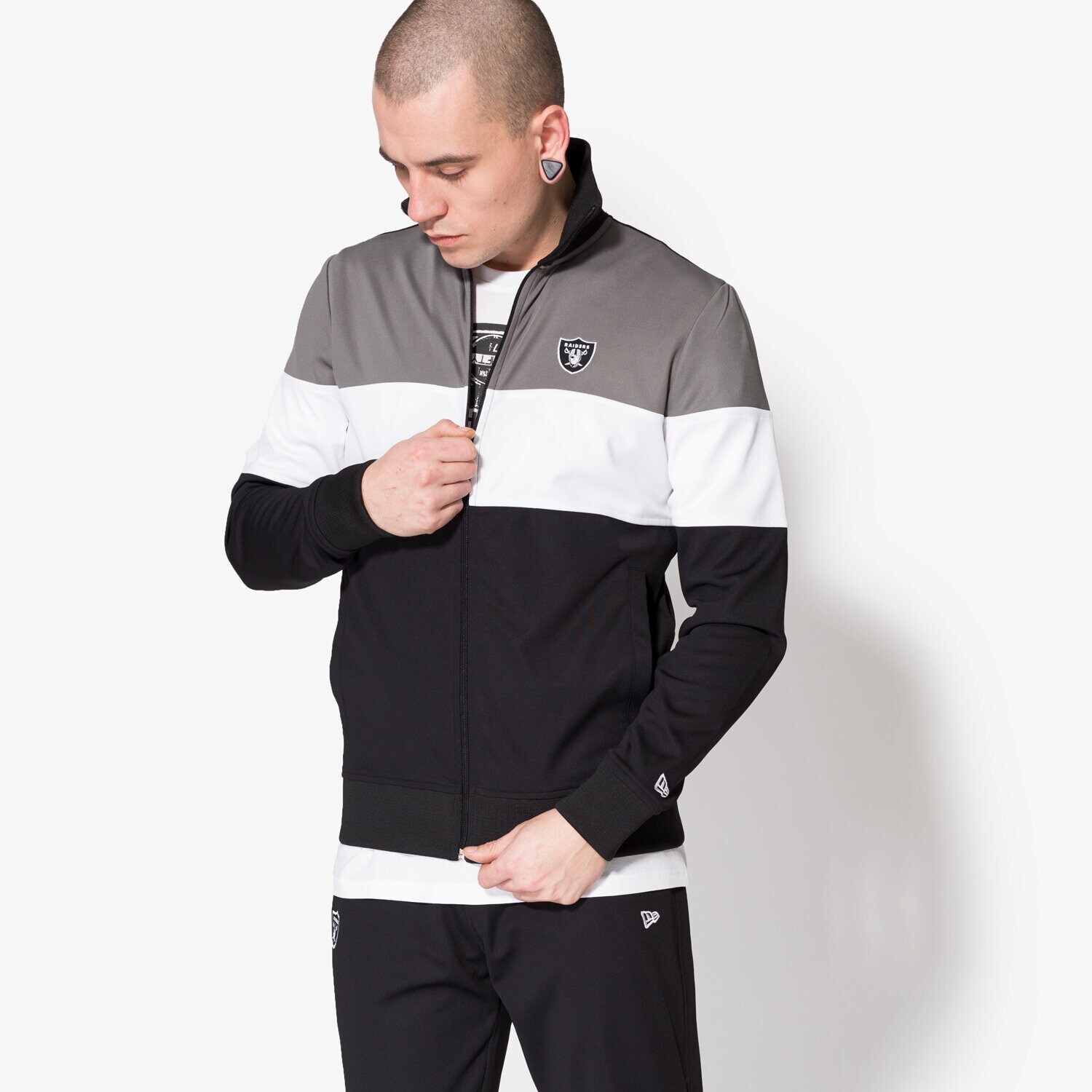 Bărbați bluză NEW ERA BLUZĂ BORDER EDGE JKT OAK RAIDERS BLK 11372564 Negru