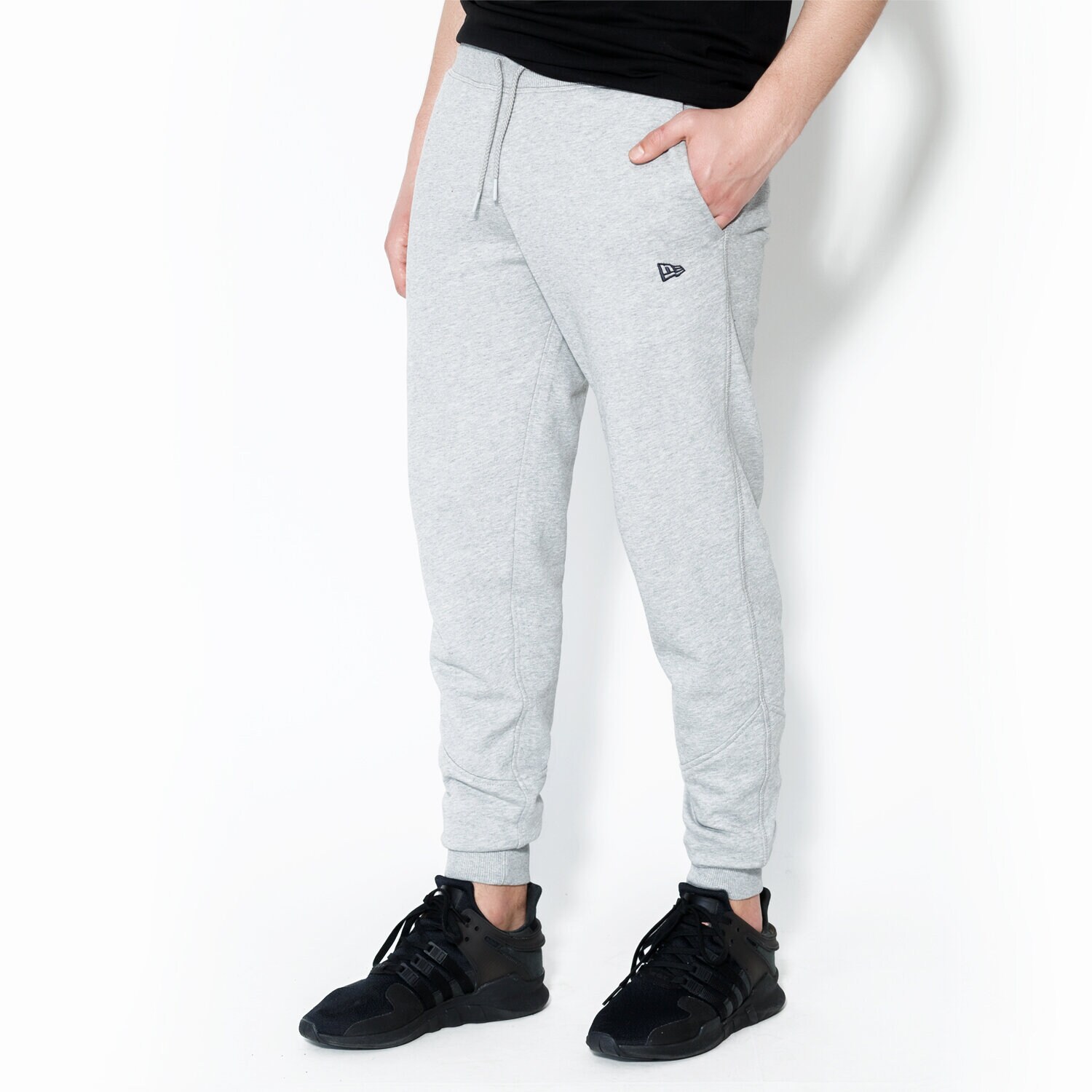 Bărbați pantaloni NEW ERA PANTALONI  ESSENTIAL TRK PANT NE GRY 11419429 Gri