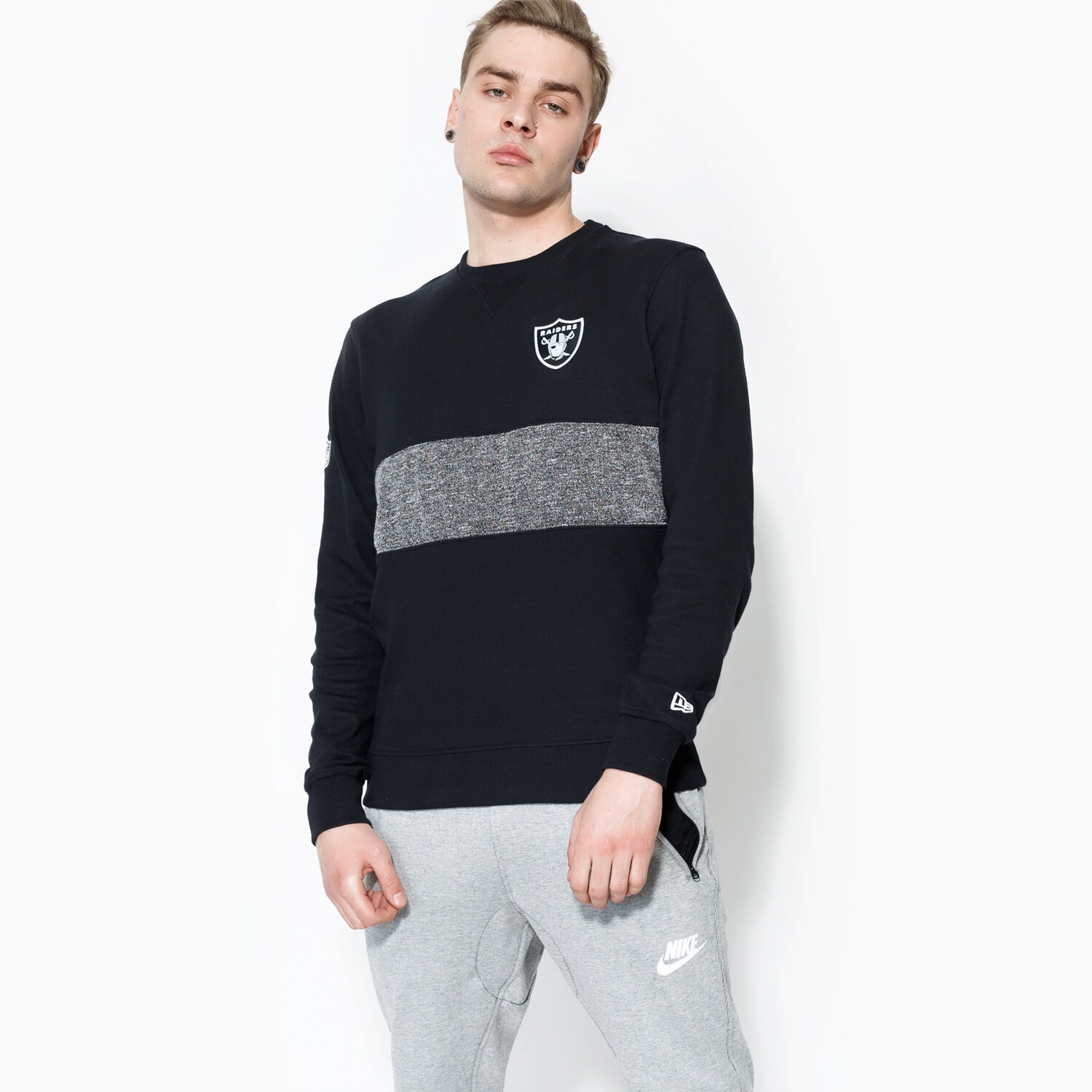 Bărbați bluză NEW ERA BLUZĂ CONCRETE CREW NECK OAK RAIDERS BLK 11372552 Negru