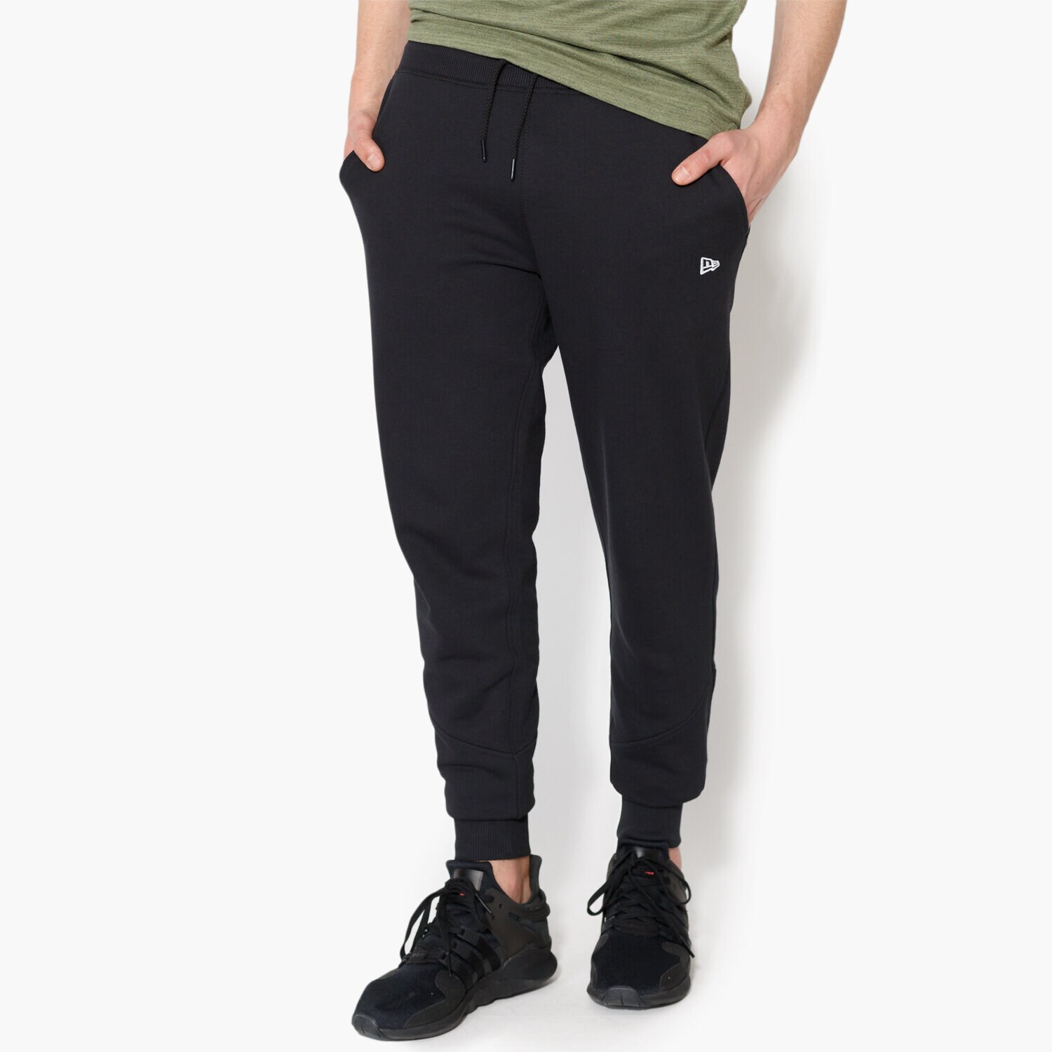 Bărbați pantaloni NEW ERA PANTALONI  ESSENTIAL TRK PANT NE BLK 11419430 Negru