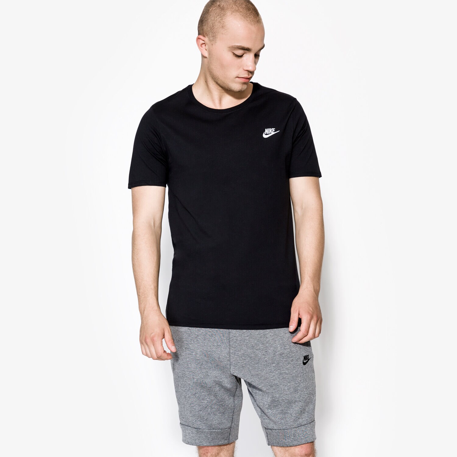 Bărbați tricou NIKE TRICOU SS M NSW TEE CLUB EMBRD FTRA 827021-011 Negru