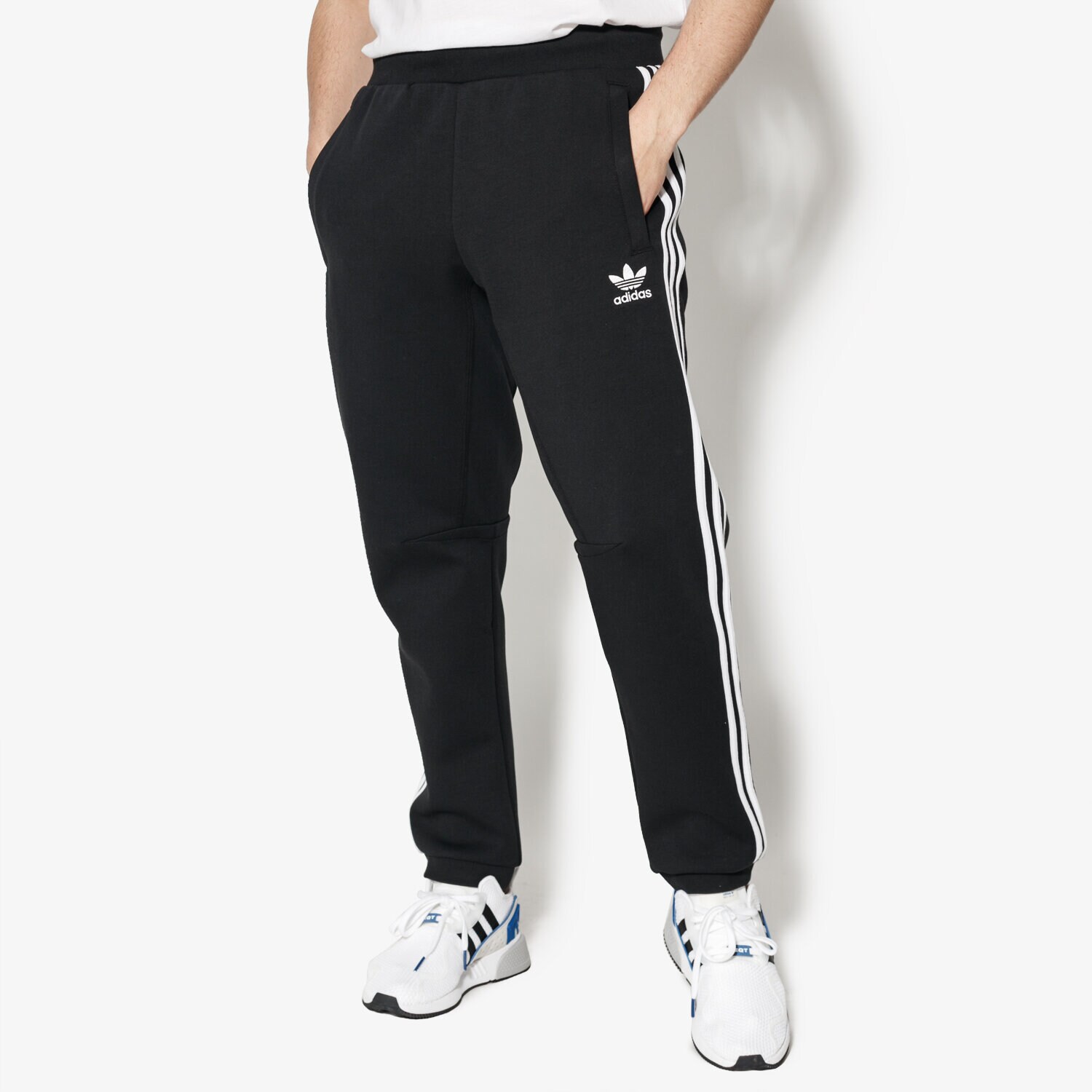 Bărbați pantaloni ADIDAS PANTALONI  CURATED PANTS CW5063 Negru