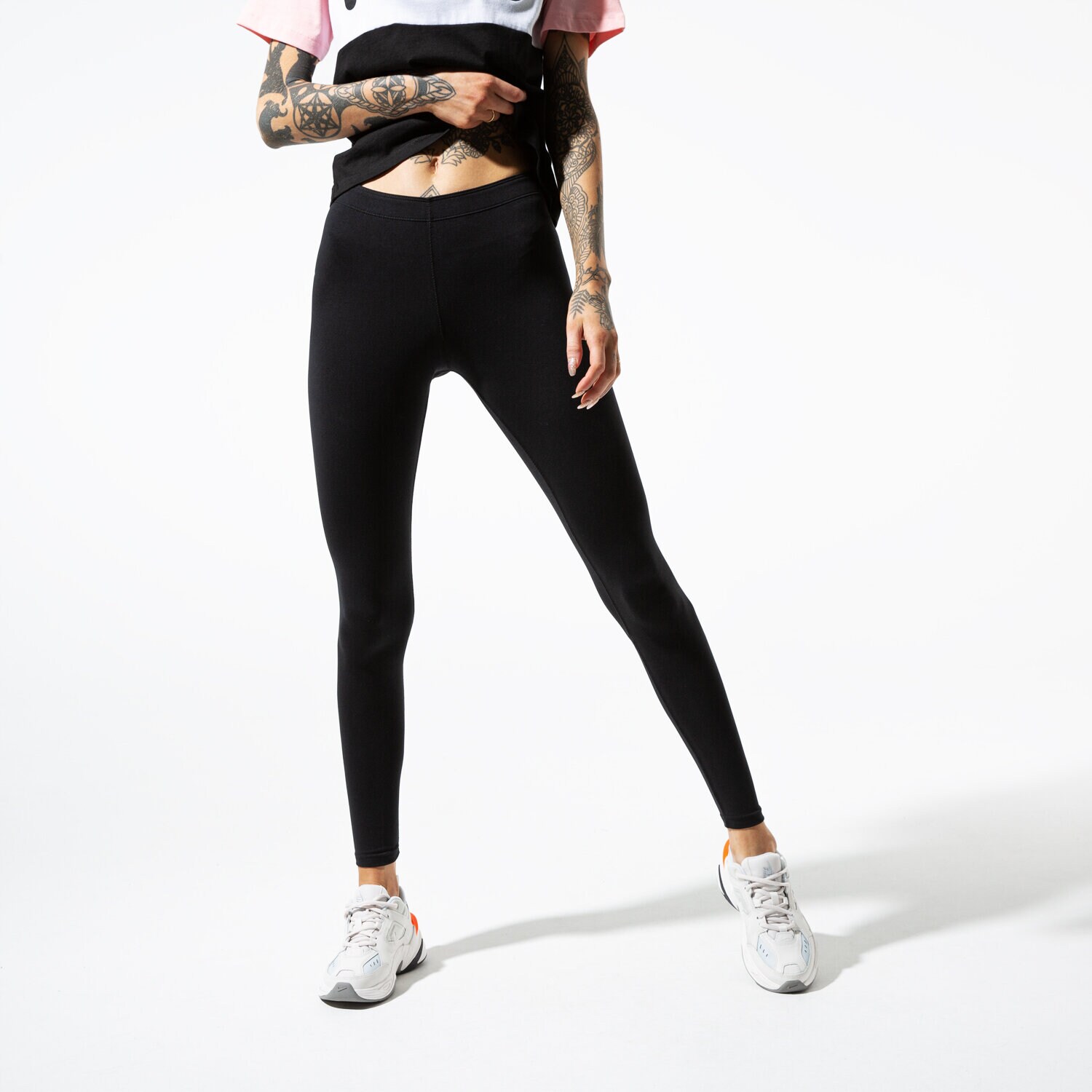 Femei pantaloni NIKE COLANȚI W NSW LGGNG LEGASEE LOGO AH2010-010 Negru