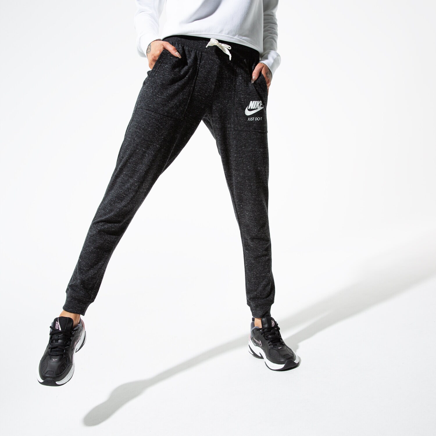 Femei pantaloni NIKE COLANȚI W NSW GYM VNTG 883731-010 Negru