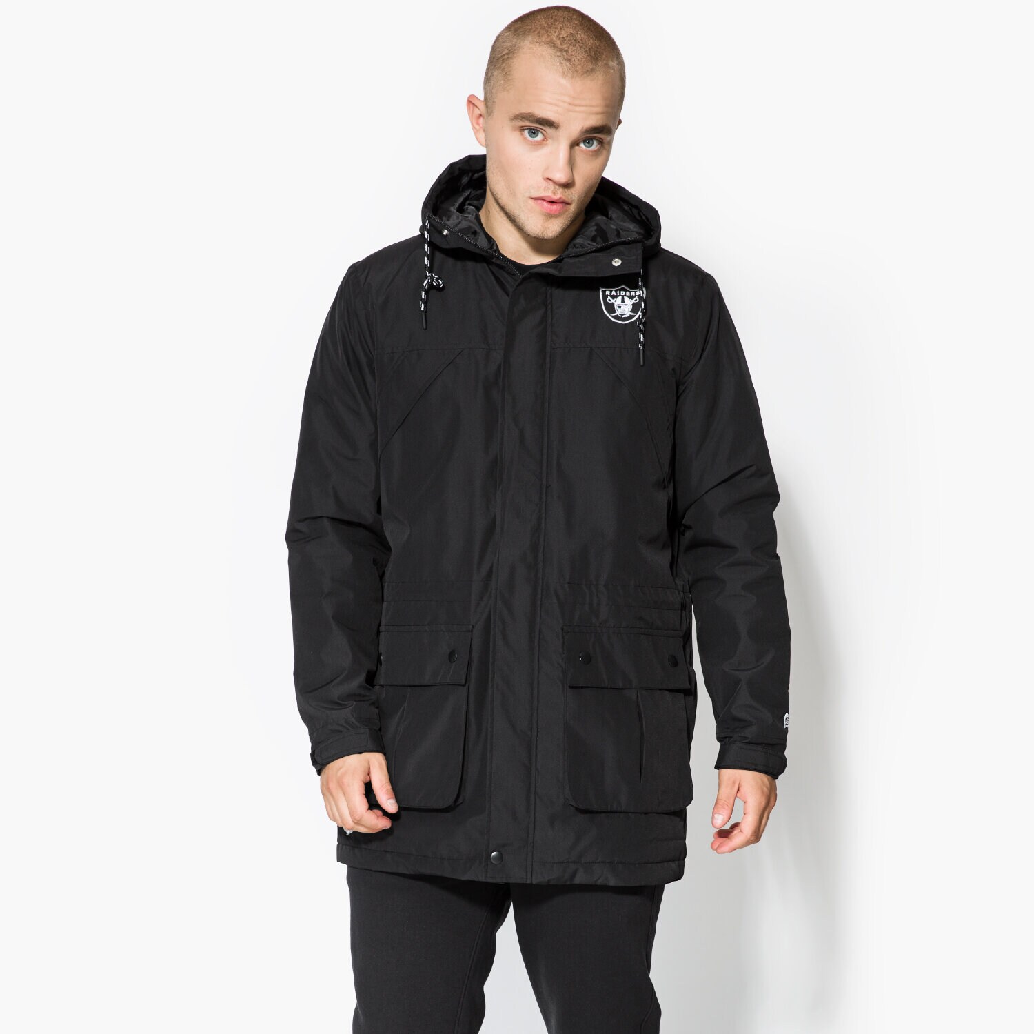Bărbați eacă de iarnă NEW ERA JACHETĂ TECH SERIES OAK RAIDERS BLK 11459413 Negru