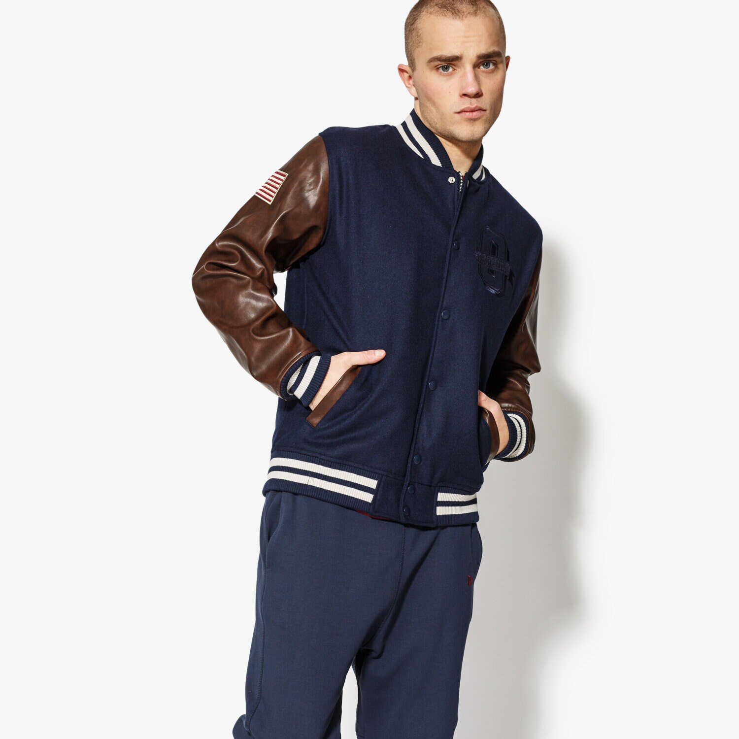 Bărbați jachetă NEW ERA JACHETĂ WORLD HOOD VARSITY NEW ERA NIGHT SHIFT NAVY 11517682 Bleumarin