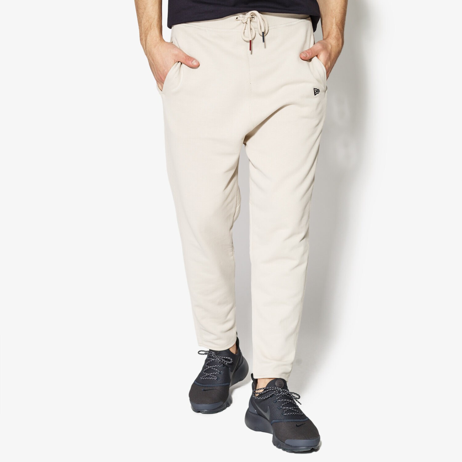 Bărbați pantaloni NEW ERA PANTALONI  WORLD HOOD JOGGER NEW ERA STONE 11517690 Bej